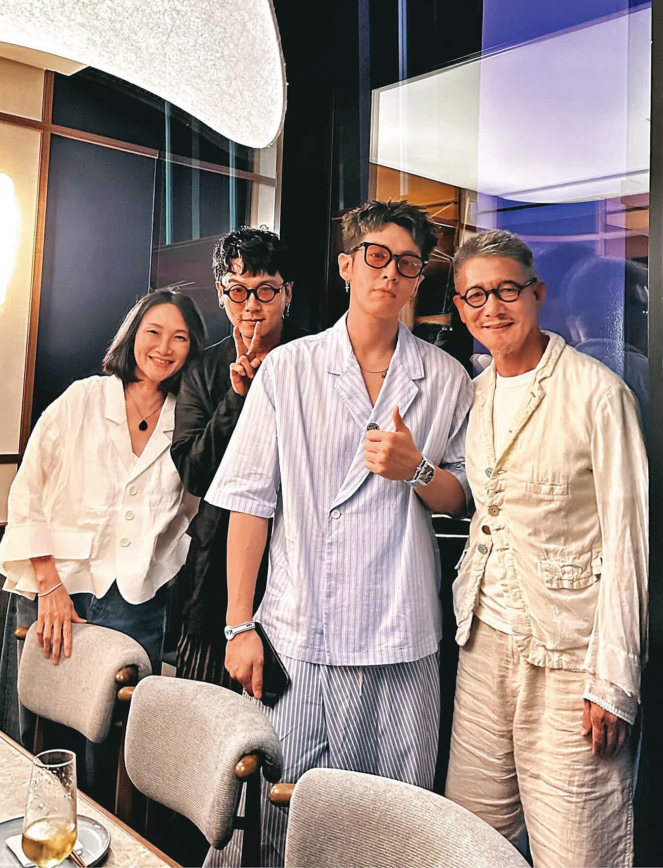 柯震東(右二)和爸媽、哥哥感情很好,常常曬出全家福。(翻攝自柯耀宗IG)
