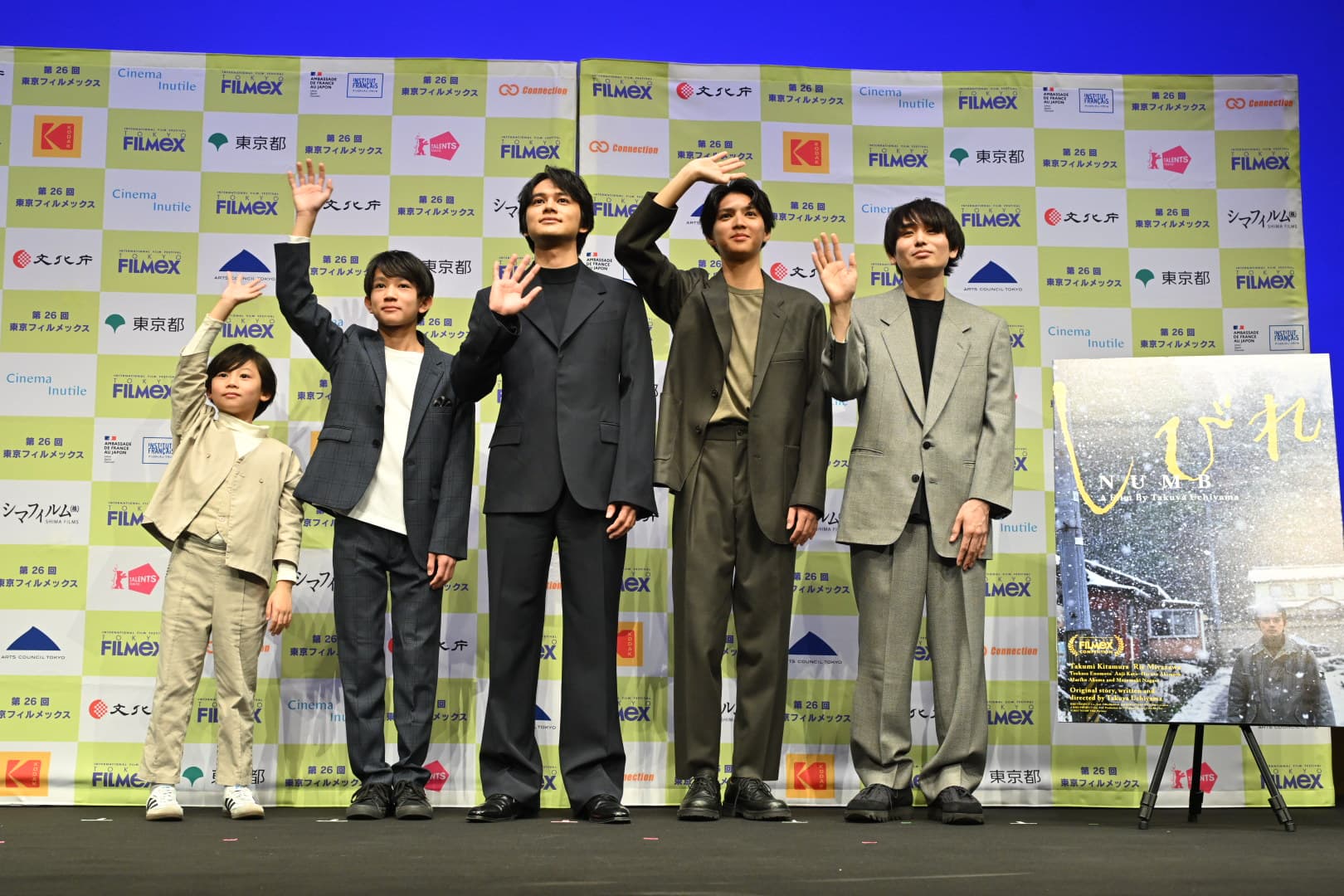 飾演大地的四位演員龝本陽月(左起)、加藤庵次、北村匠海、榎本司日前在東京FILMeX電影節首度齊聚,右為導演內山拓也。(內山拓也提供)