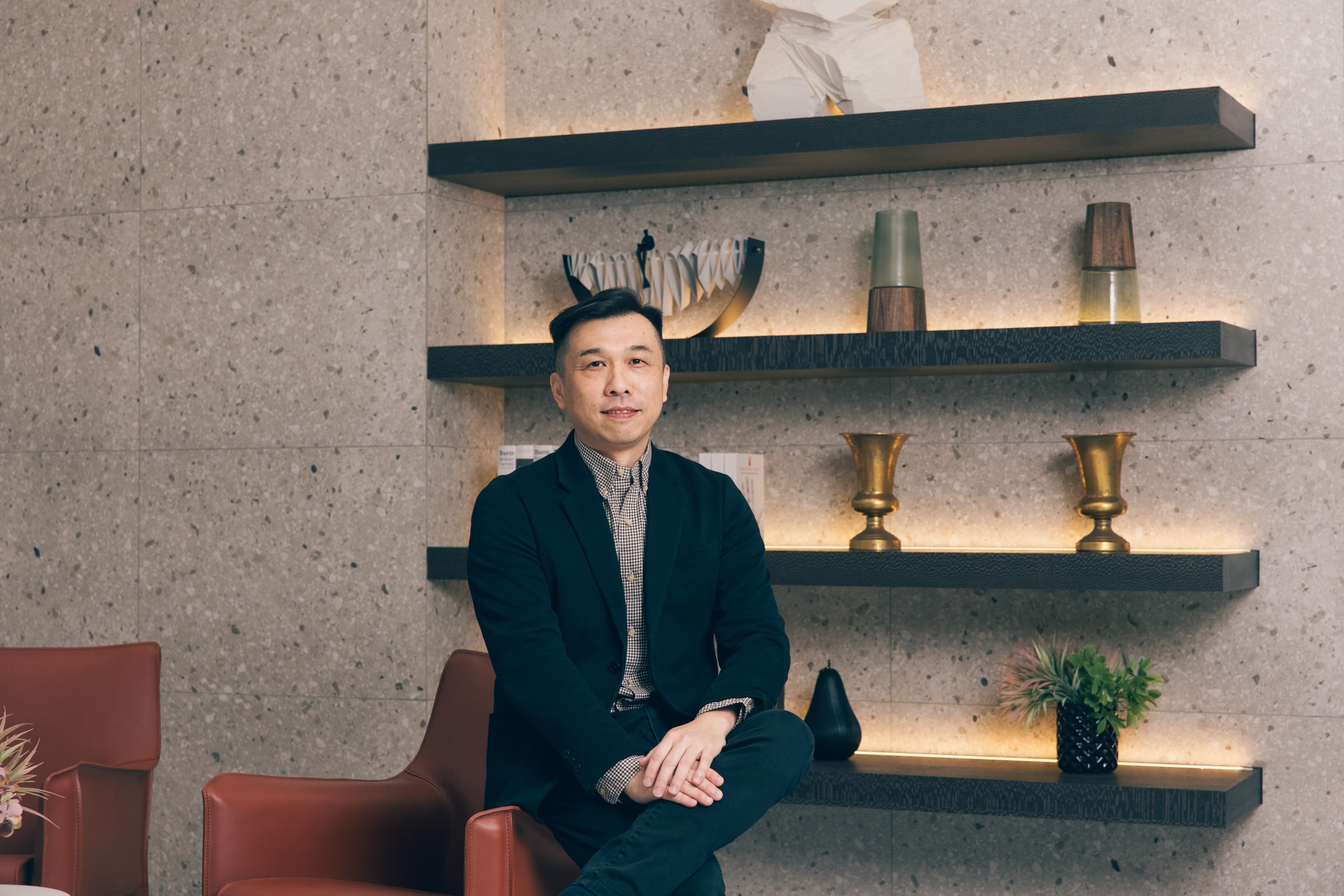 燈光規劃團隊「肯緒照明」林世秉指出,真正迷人的不是亮度,而是光與影之間的層次,這也是鴻柏建設所蓋建築的夜間表情關鍵。