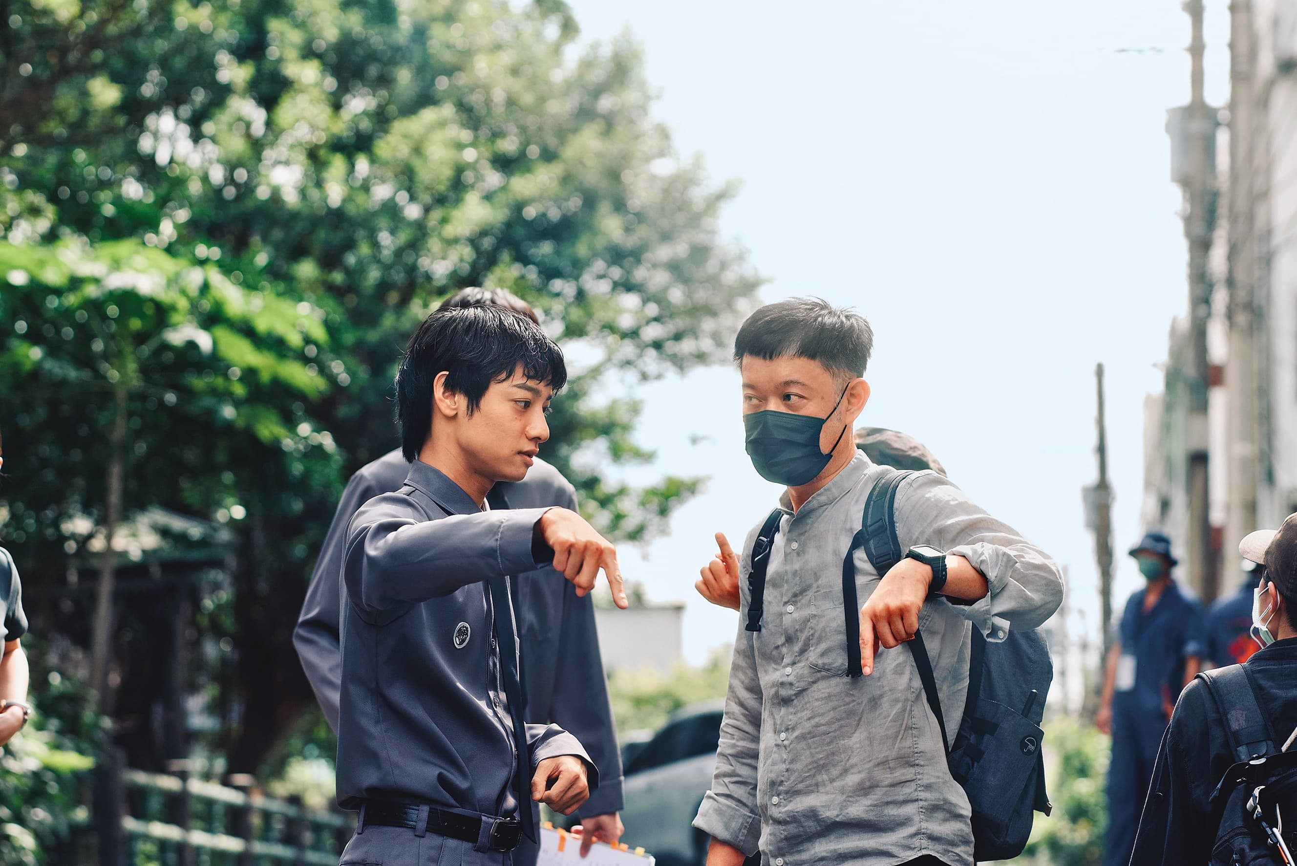 導演謝駿毅（右）與飾演雙一的劉修甫（左）在拍攝現場討論。（奇蹟映畫所提供）