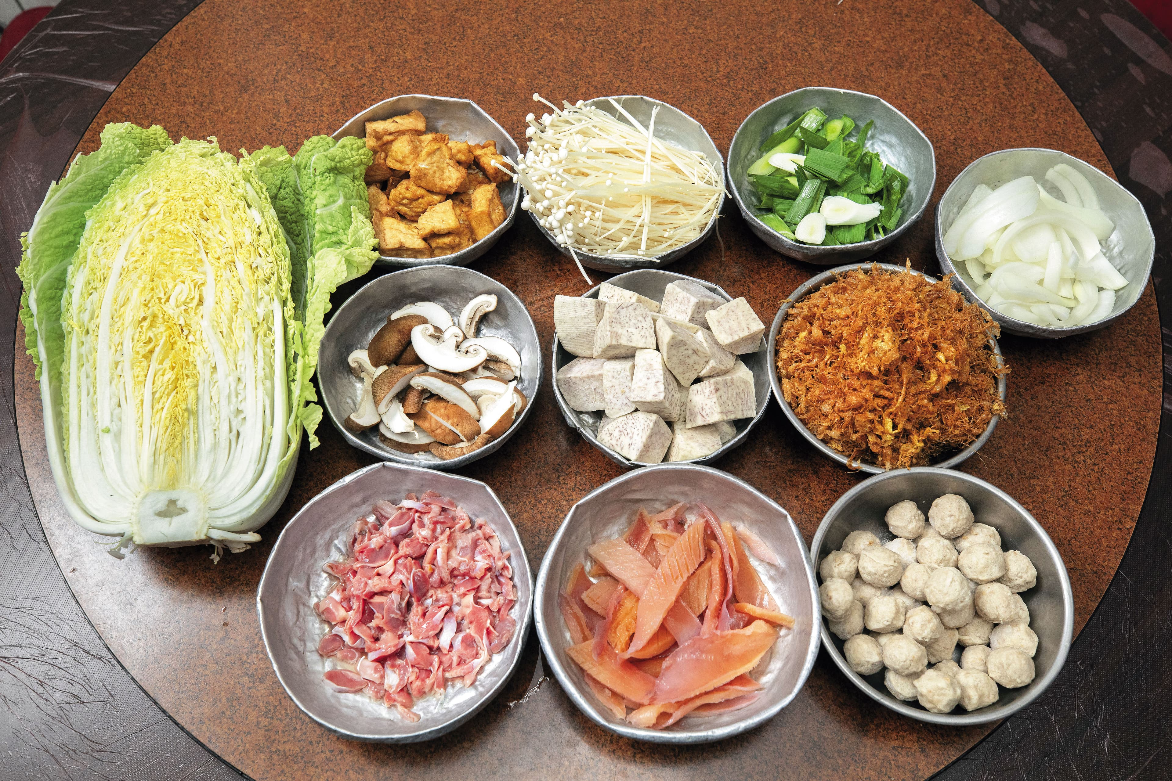 佳香砂鍋魚頭配料豐富,有雞胗、蛋酥、魷魚、鮮香菇、油豆腐、芋頭、金針菇、青蒜、洋蔥、大白菜、貢丸。