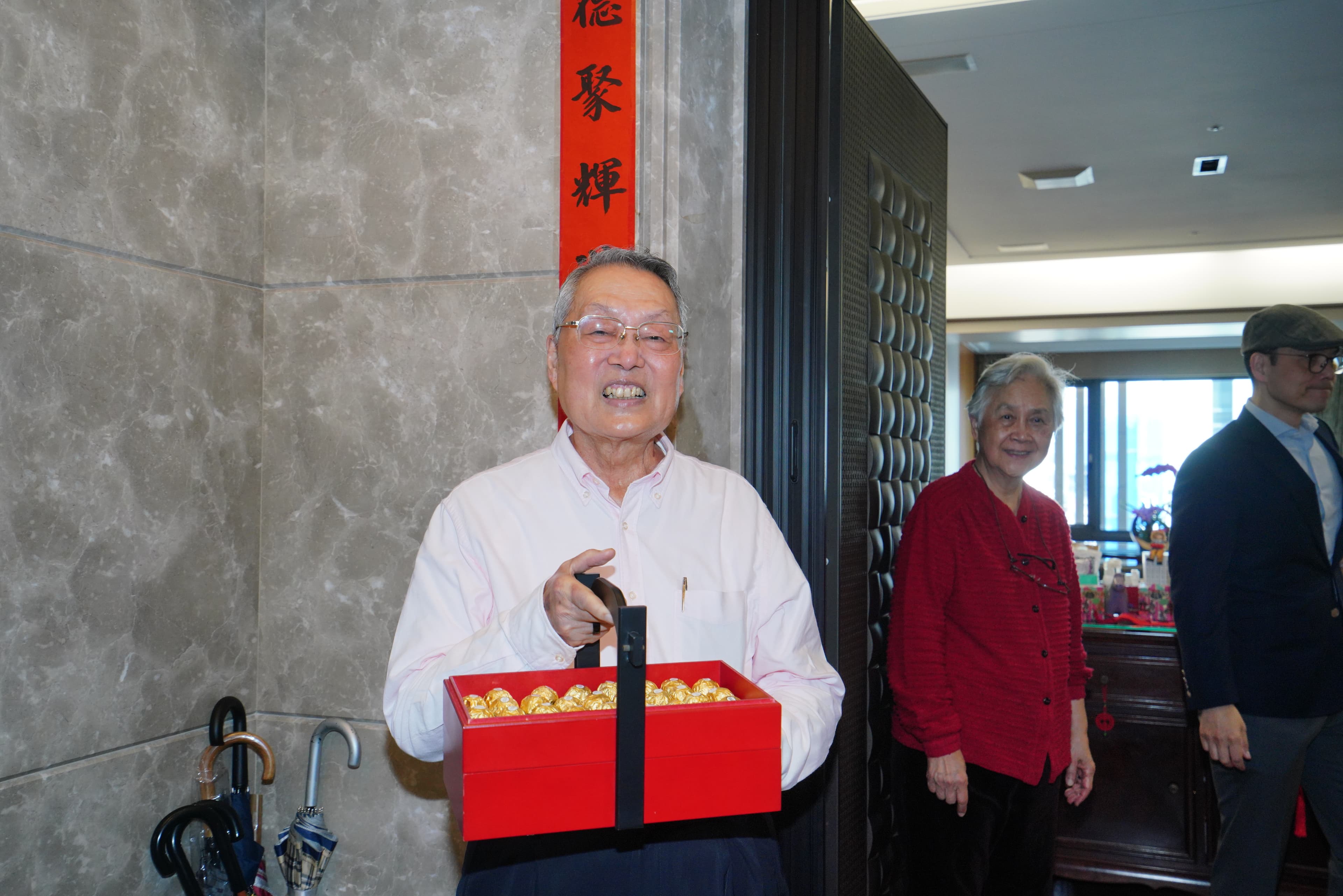 宏碁創辦人施振榮一早提著一籃子金莎巧克力祝福前來拜年的宏碁高層與媒體。