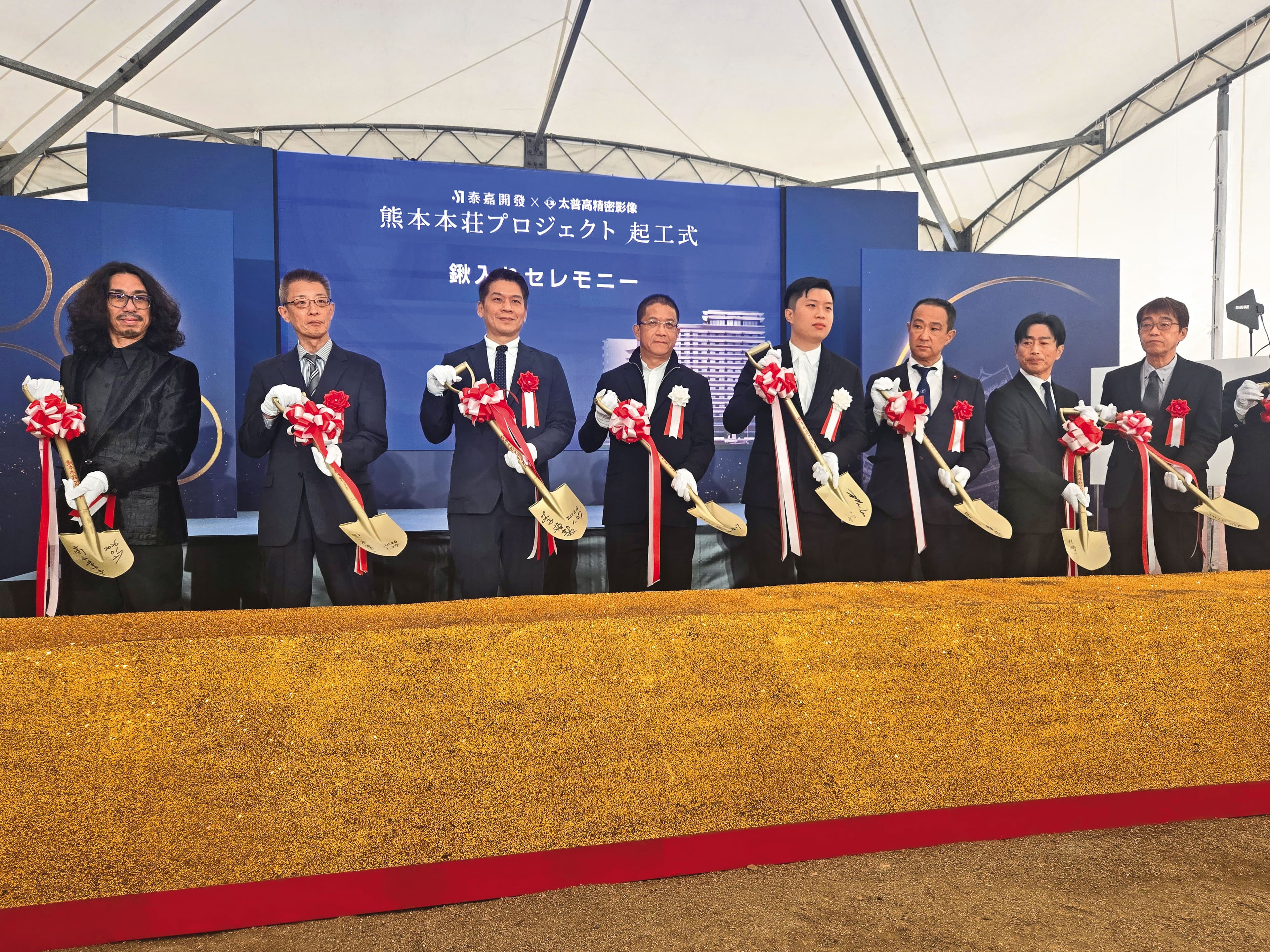 今年1月底,呂金發(左2)與長子、三嘉地產株式会社社長呂維哲(右2)率領近40名員工到熊本,為公寓式酒店舉行動土儀式。右1為熊本市議員澤田昌作,左1為立委李柏毅。