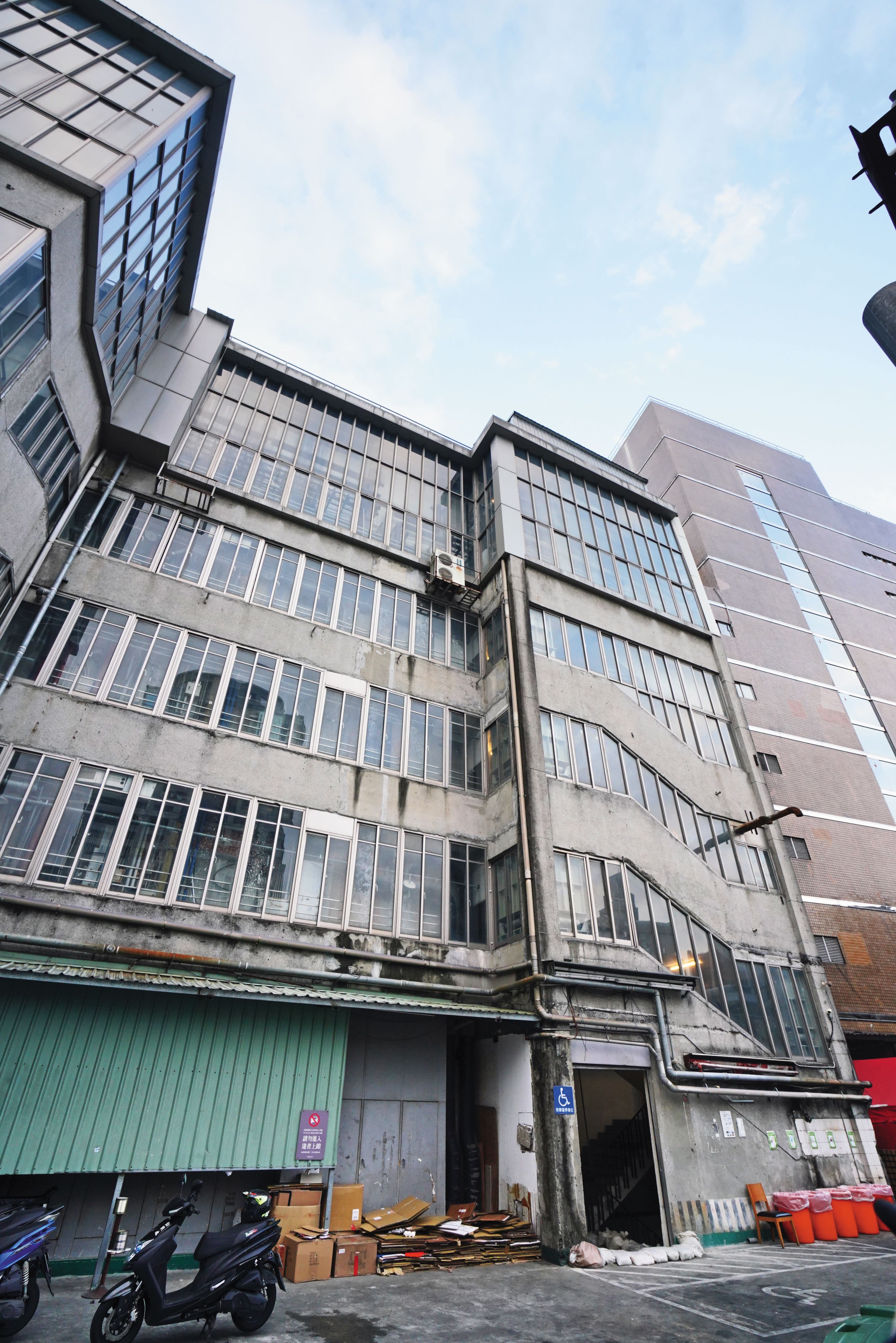 張文從誠品南西店頂樓墜樓身亡,從現場狀況看來,很可能是意外。