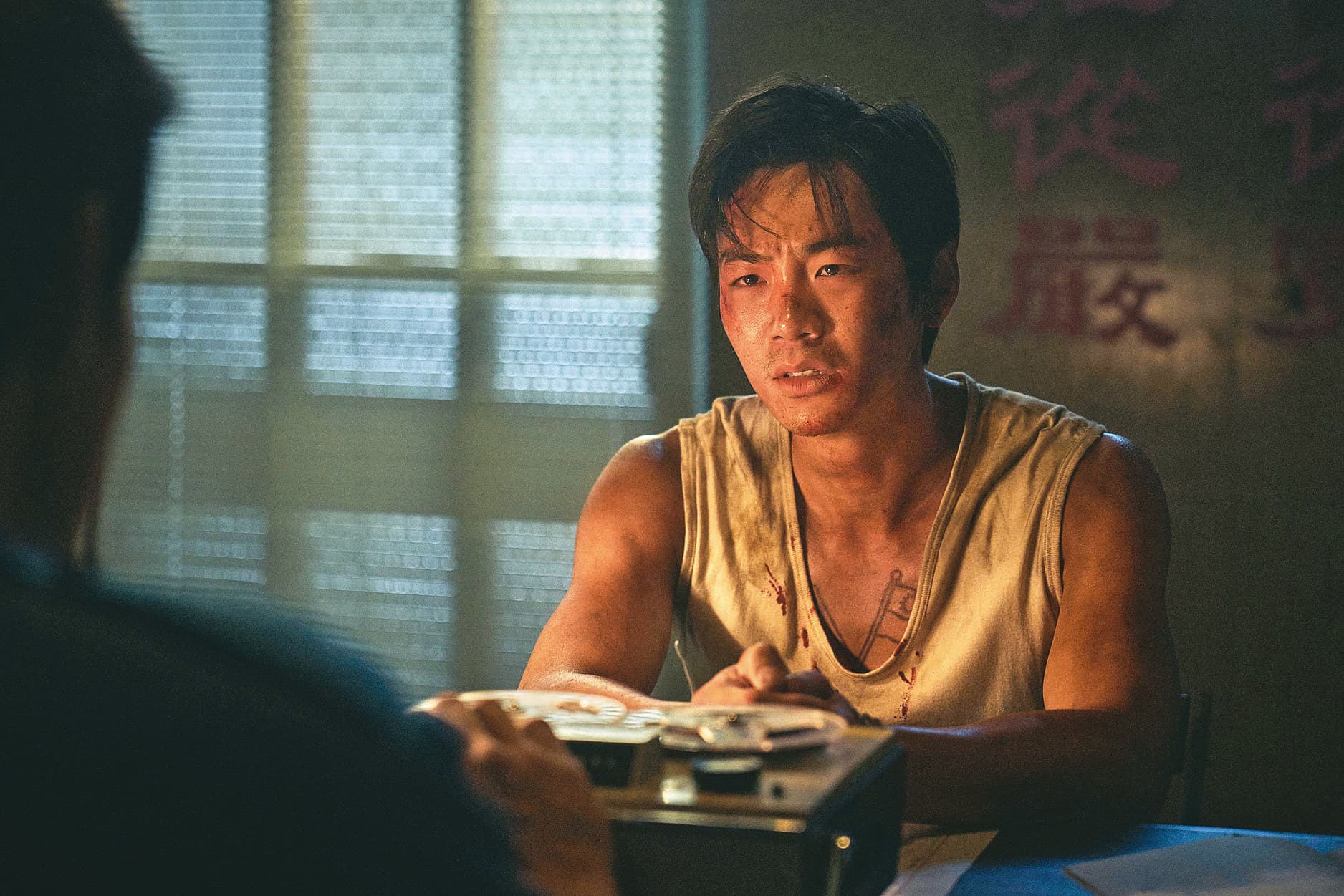 在劇集《再見1987》中,禾浩辰當戰俘,也被刑求,角色真的歷經時代動盪。(公視台語台提供)