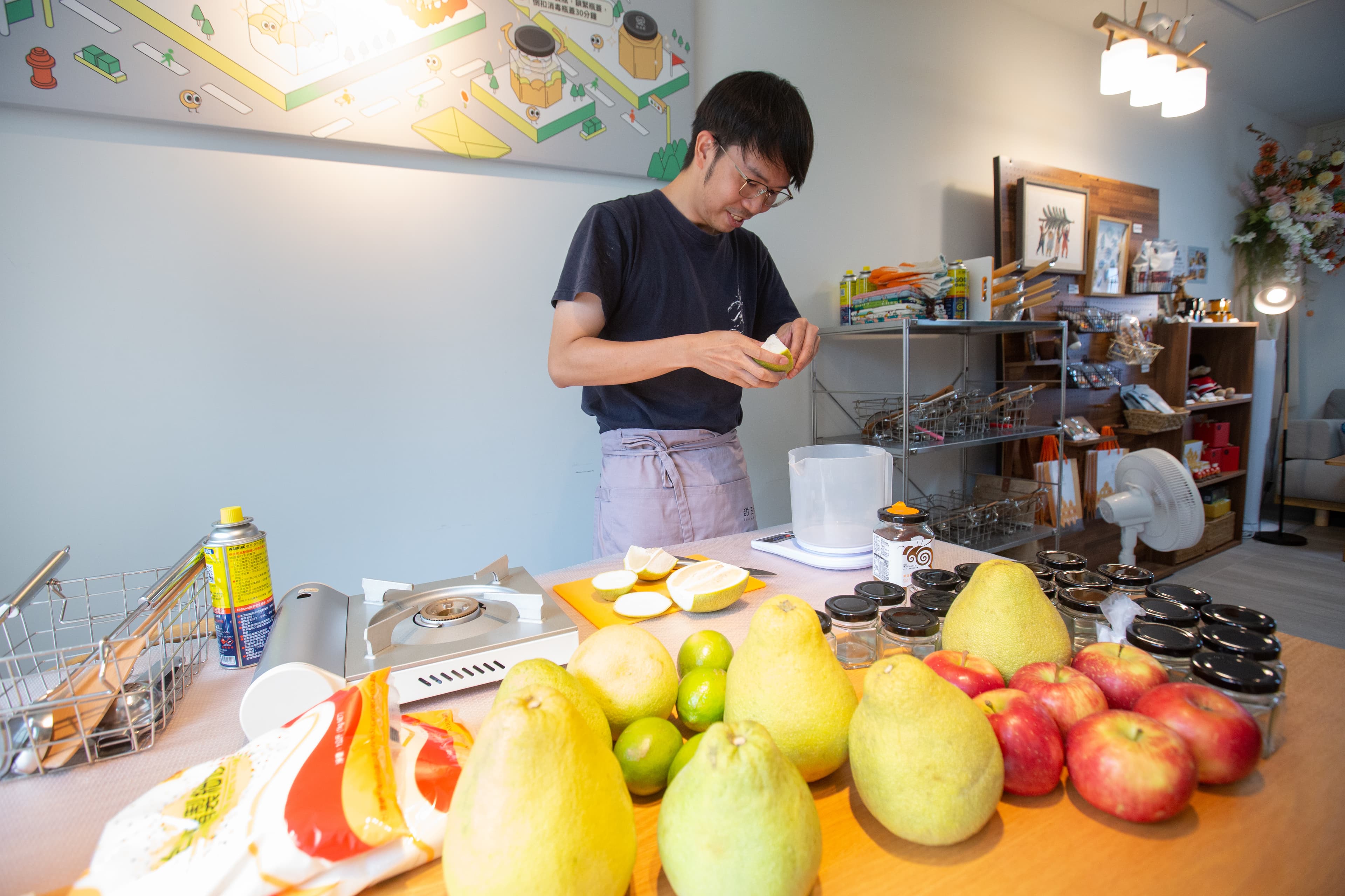 林韡勳做果醬彷彿調香師,加入多種食材增加果醬風味層次。