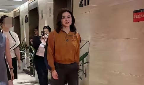 關之琳罕見露面。(翻攝自微博)