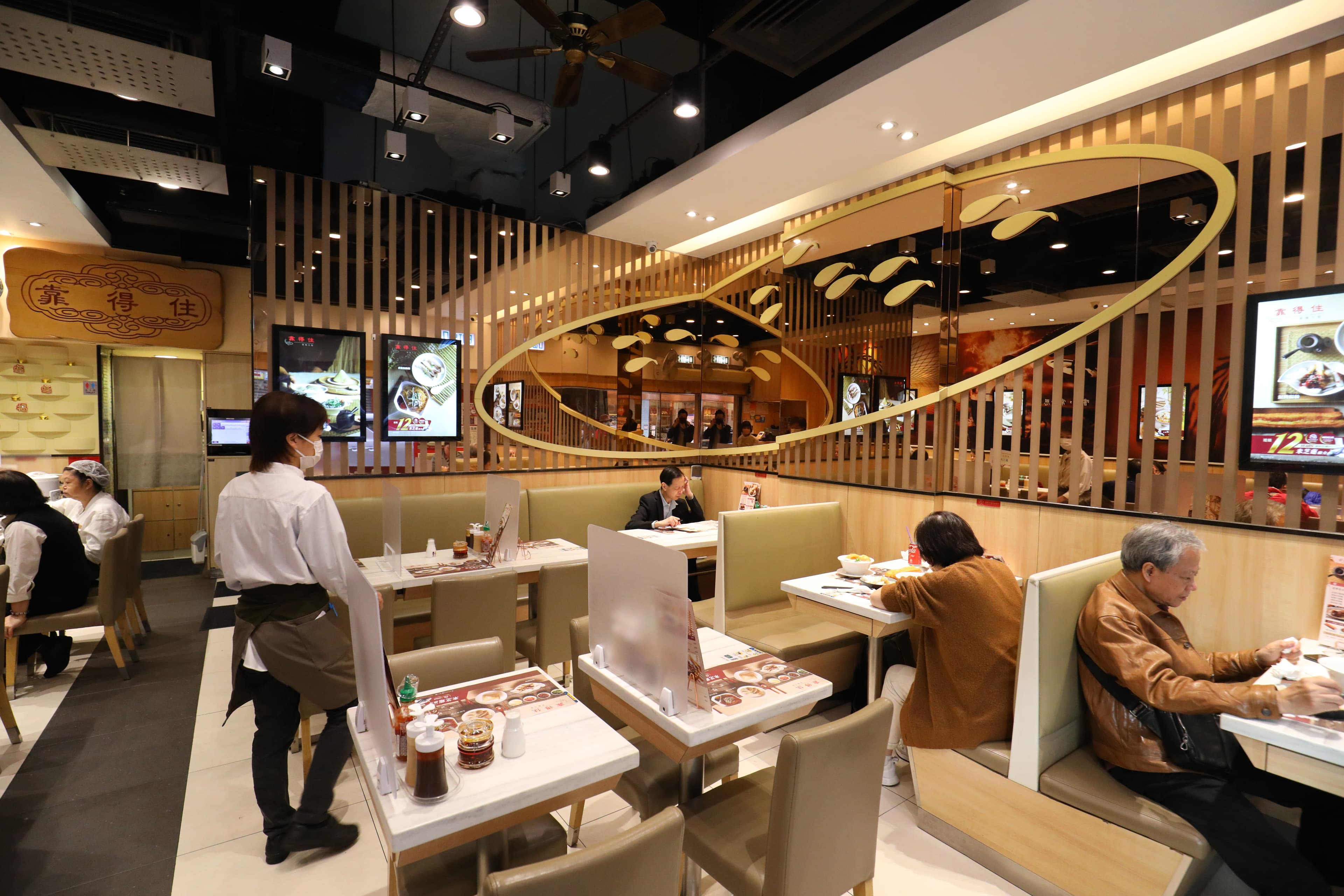 跟其他粥麵館相比,靠得住的店面新穎,座位舒適。