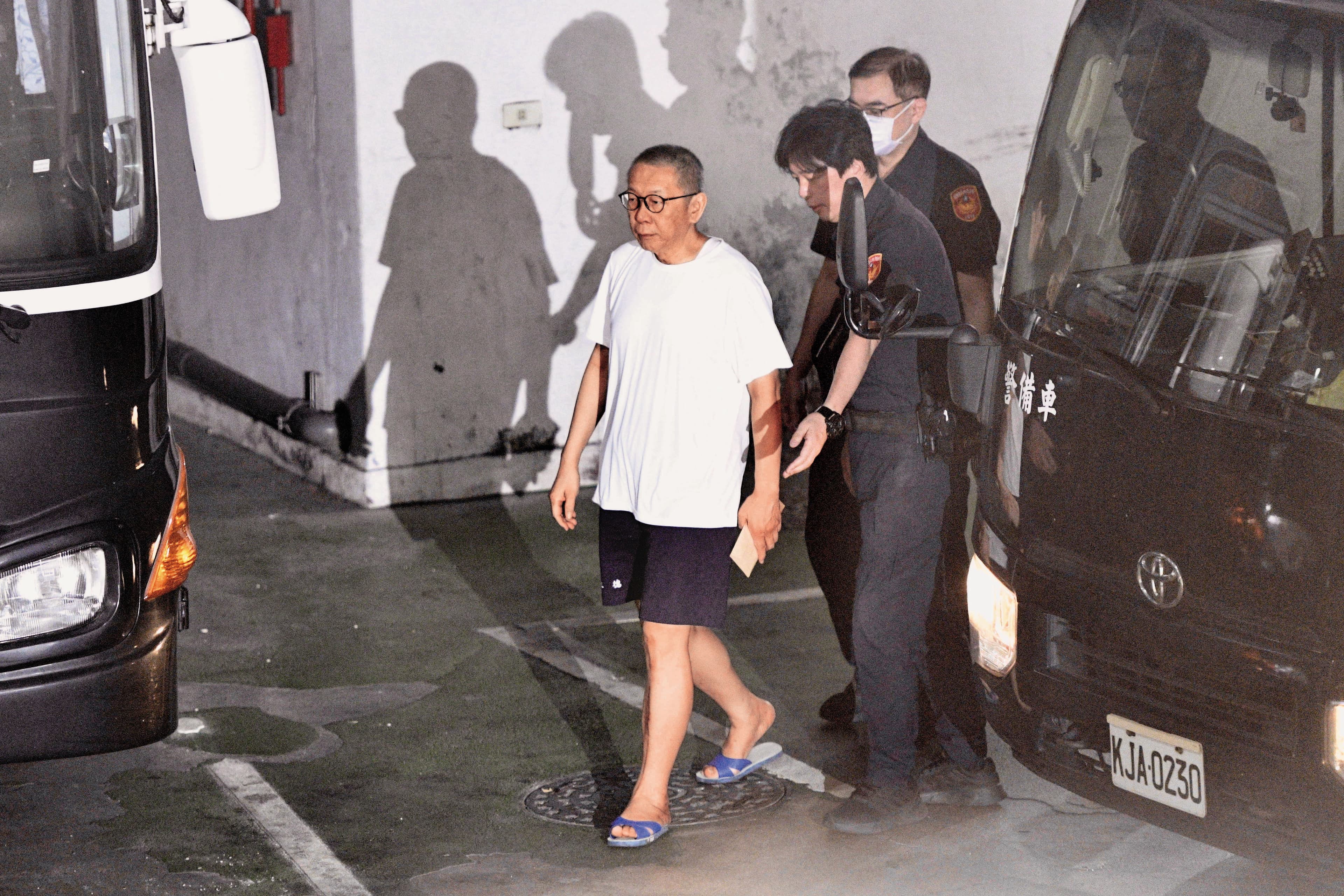 柯文哲（左）交保雖被規定不得接觸證人，但並未遭限制人身、言論自由，白營不排除建議柯到各地開講，凝聚支持者，也親訴遭司法迫害過程。（鏡報李智為）