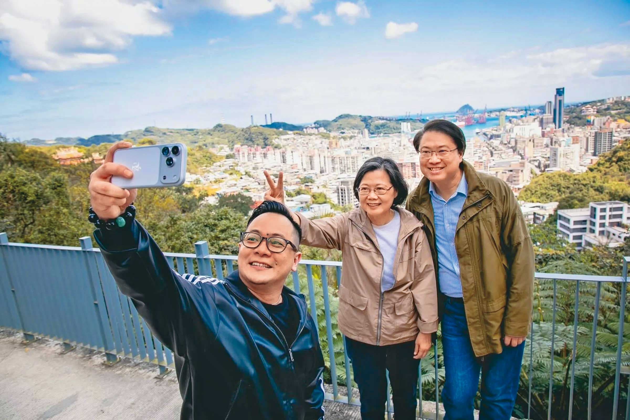 前總統蔡英文(中)擔任童子瑋(左)競總主委,希望他能接續前市長林右昌(右)對基隆的建設。(翻攝蔡英文Threads)