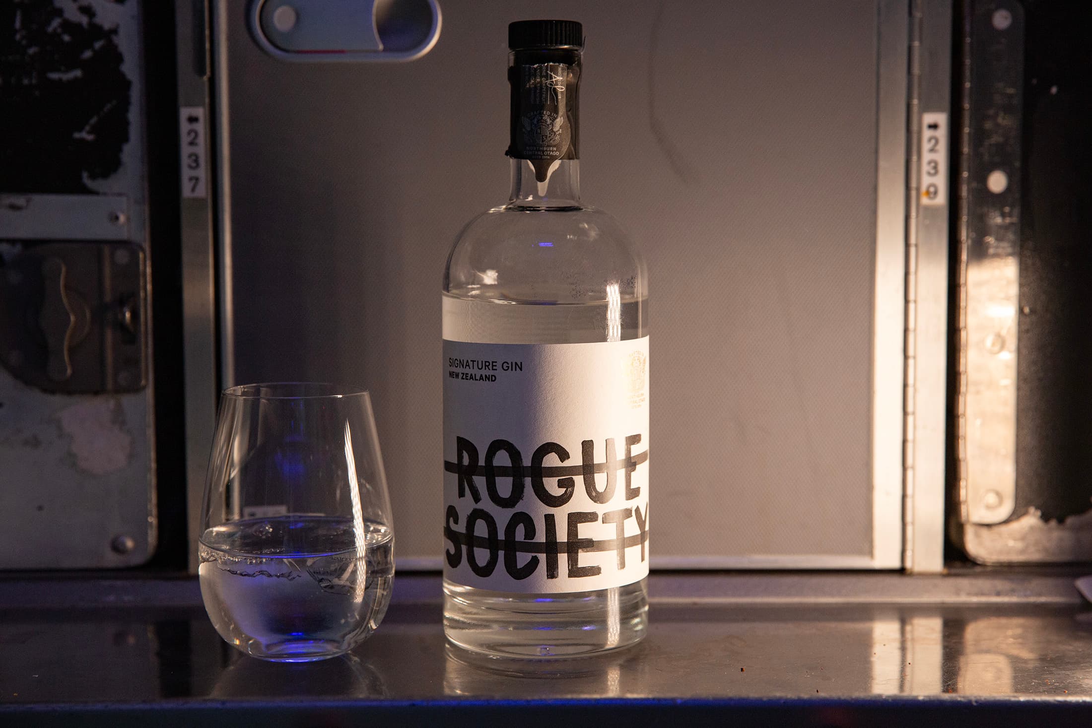 豪經艙也喝得到來自紐西蘭的Rogue Society Gin,可搭配通寧水或蘇打水調飲,讓旅程從空中先嘗一口紐西蘭風味。