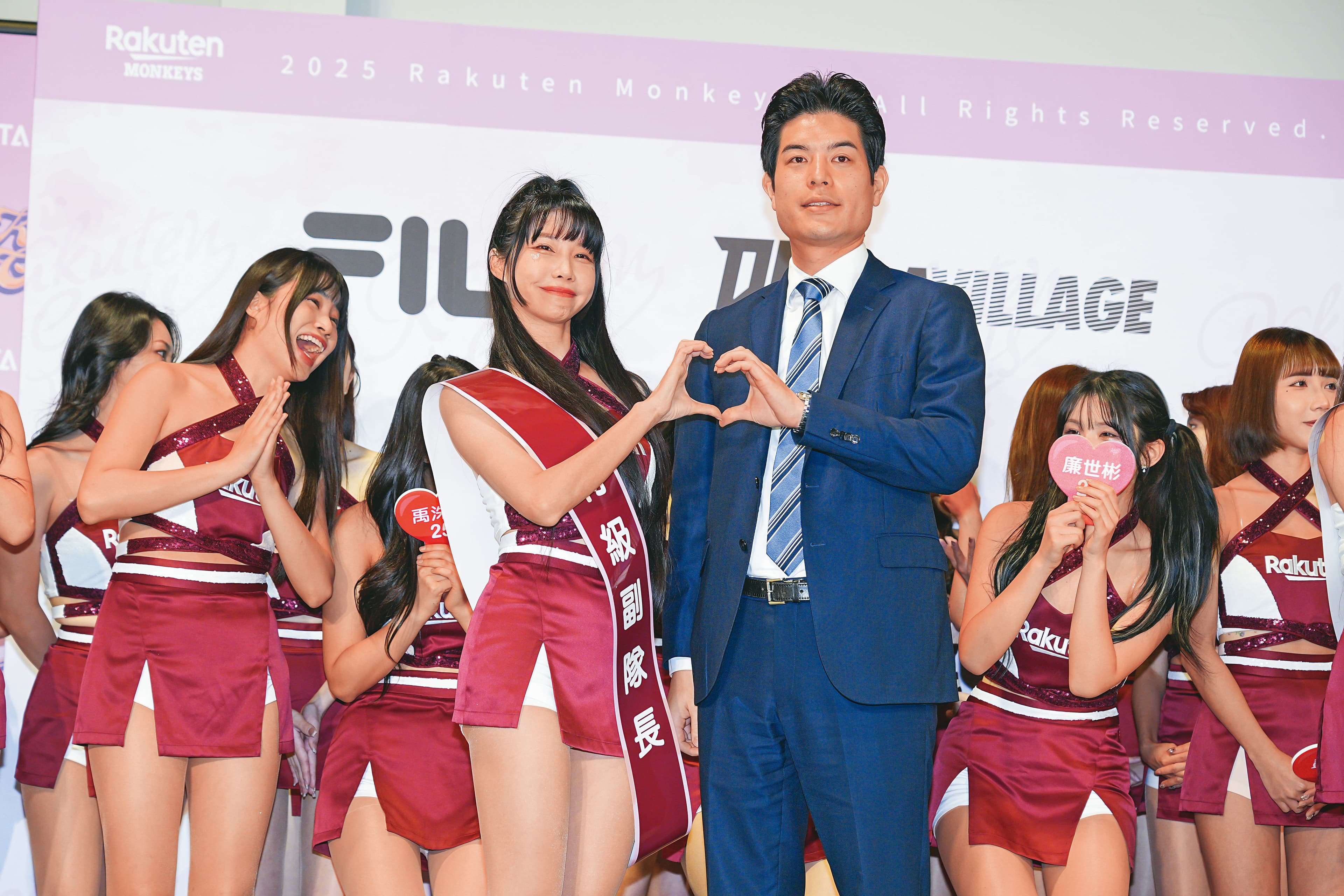 籃籃曾被樂天女孩的「特級副隊長」筠熹(前排左)抱怨「什麼事都不做、不練舞,只想享受隊長的紅利。」