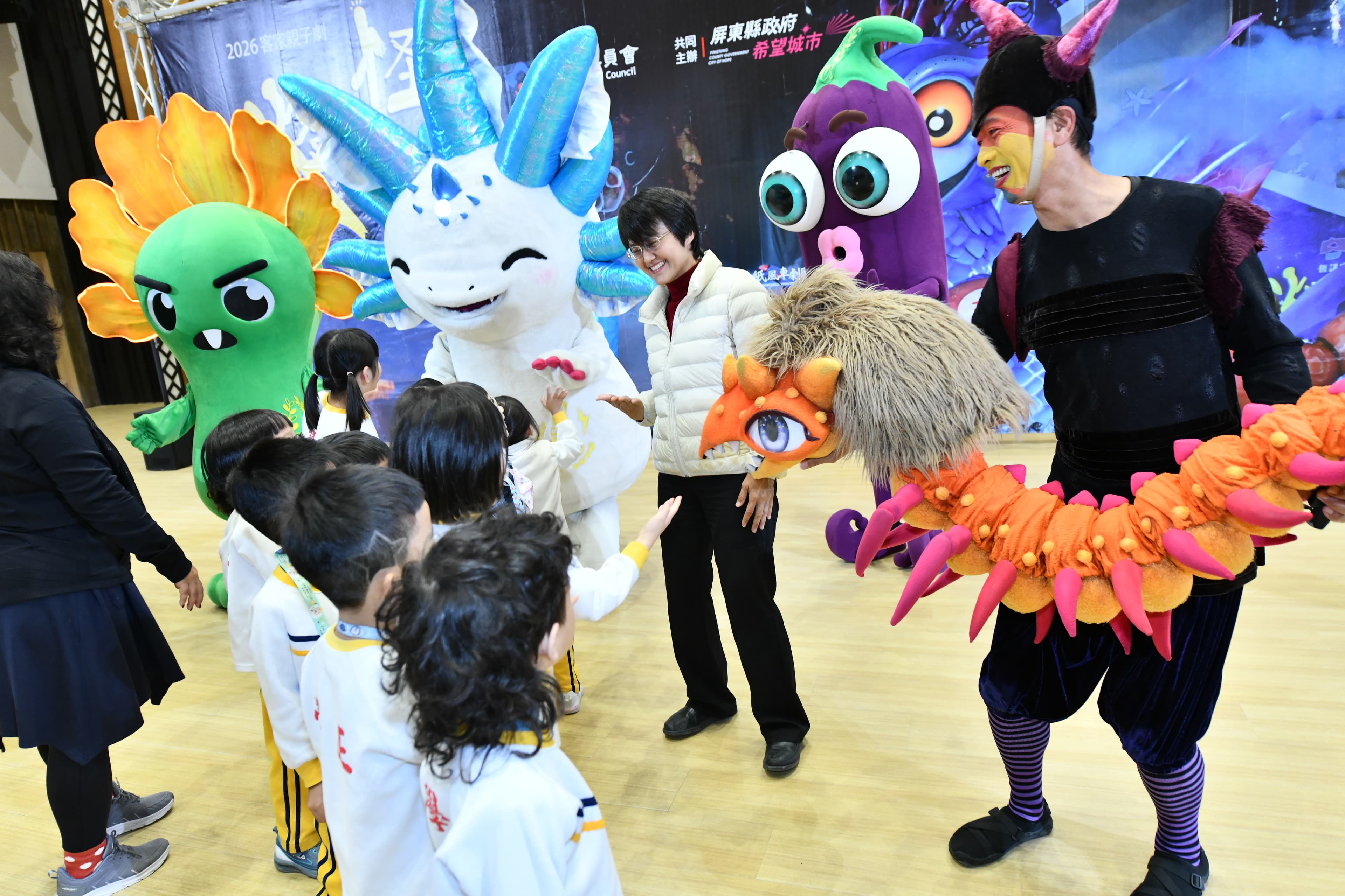 客委會主委古秀妃與幼兒園小朋友互動,鼓勵孩子在歡笑中自然接觸客語。