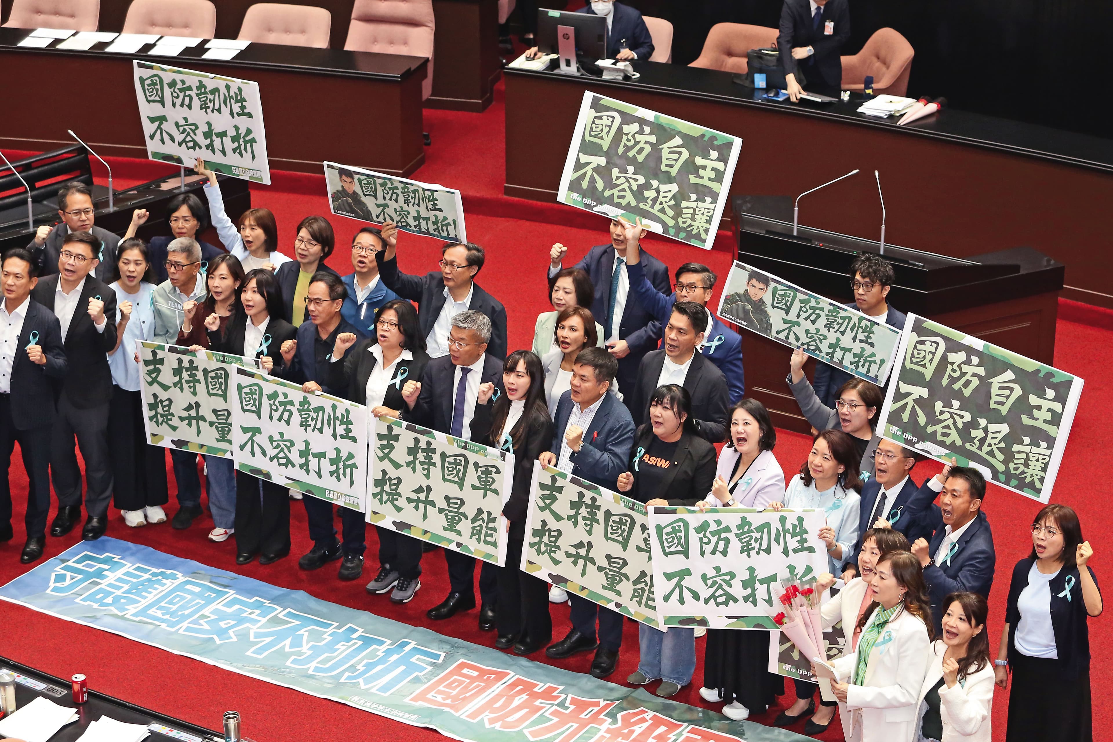 立法院表決通過國防預算,民進黨團反對藍白打6折版本。(鏡報姜永年)