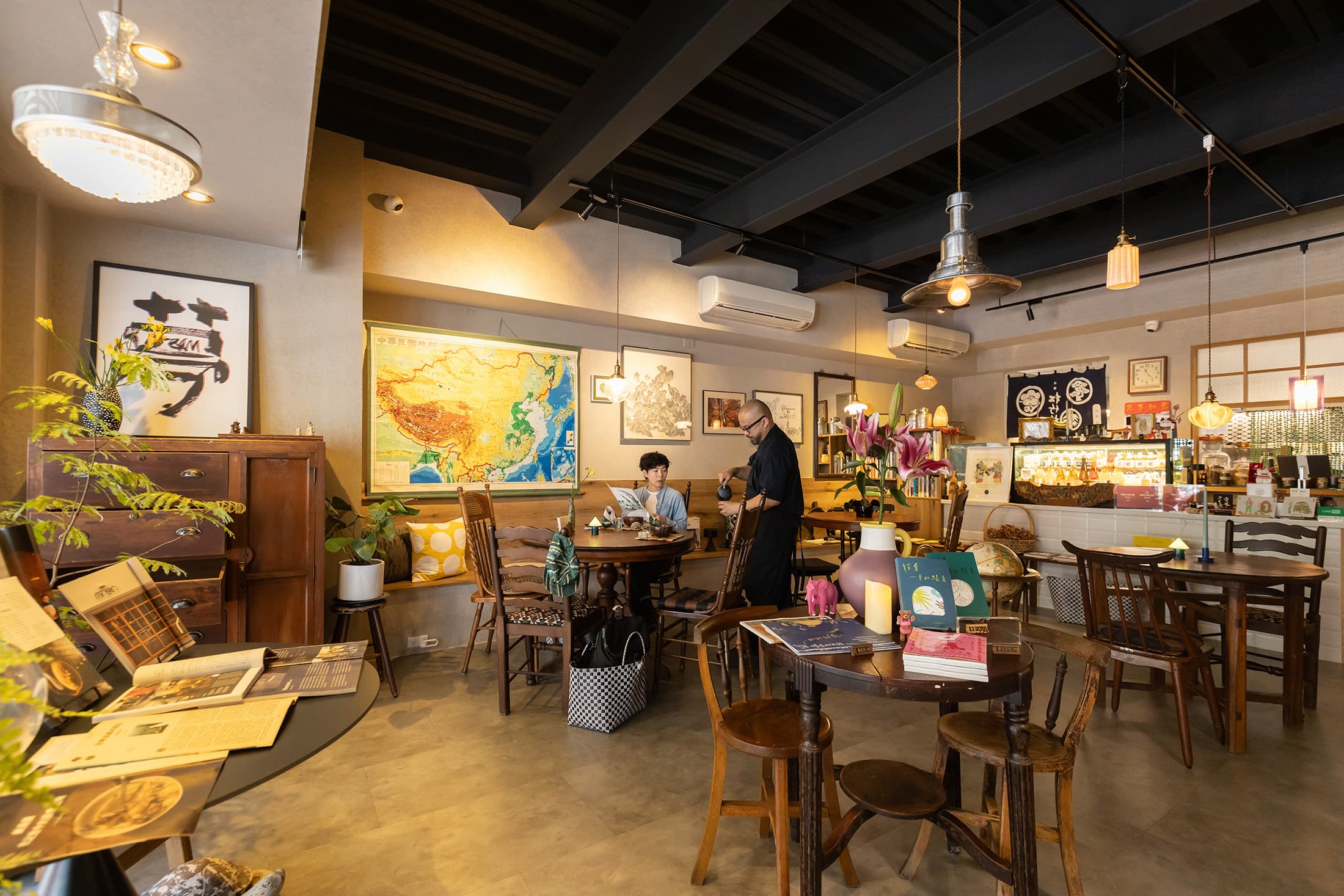 餐廳室內空間以自然建材為主軸,營造出舒適溫馨的氛圍。