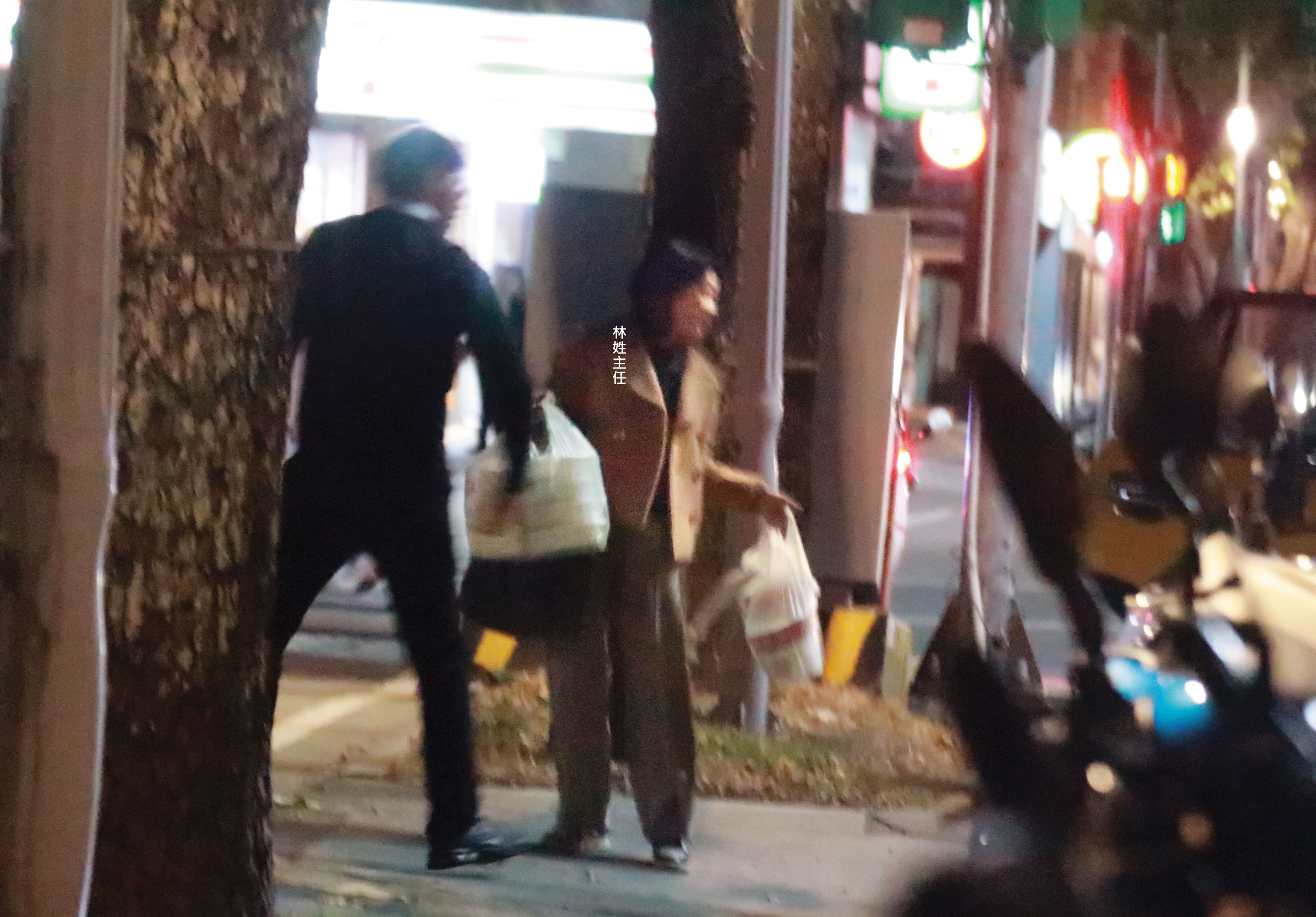 2025.12.15 18:35 江啟臣在官邸宴客,林姓主任先去外面餐廳取預定好的菜。