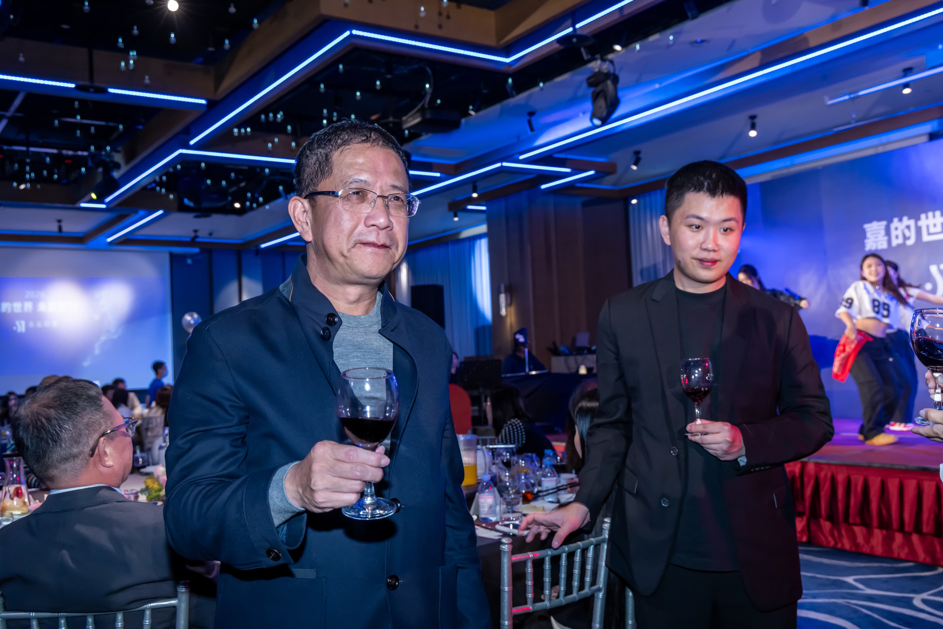 呂金發(左)入主太普高後,由二子呂品學擔任執行長。