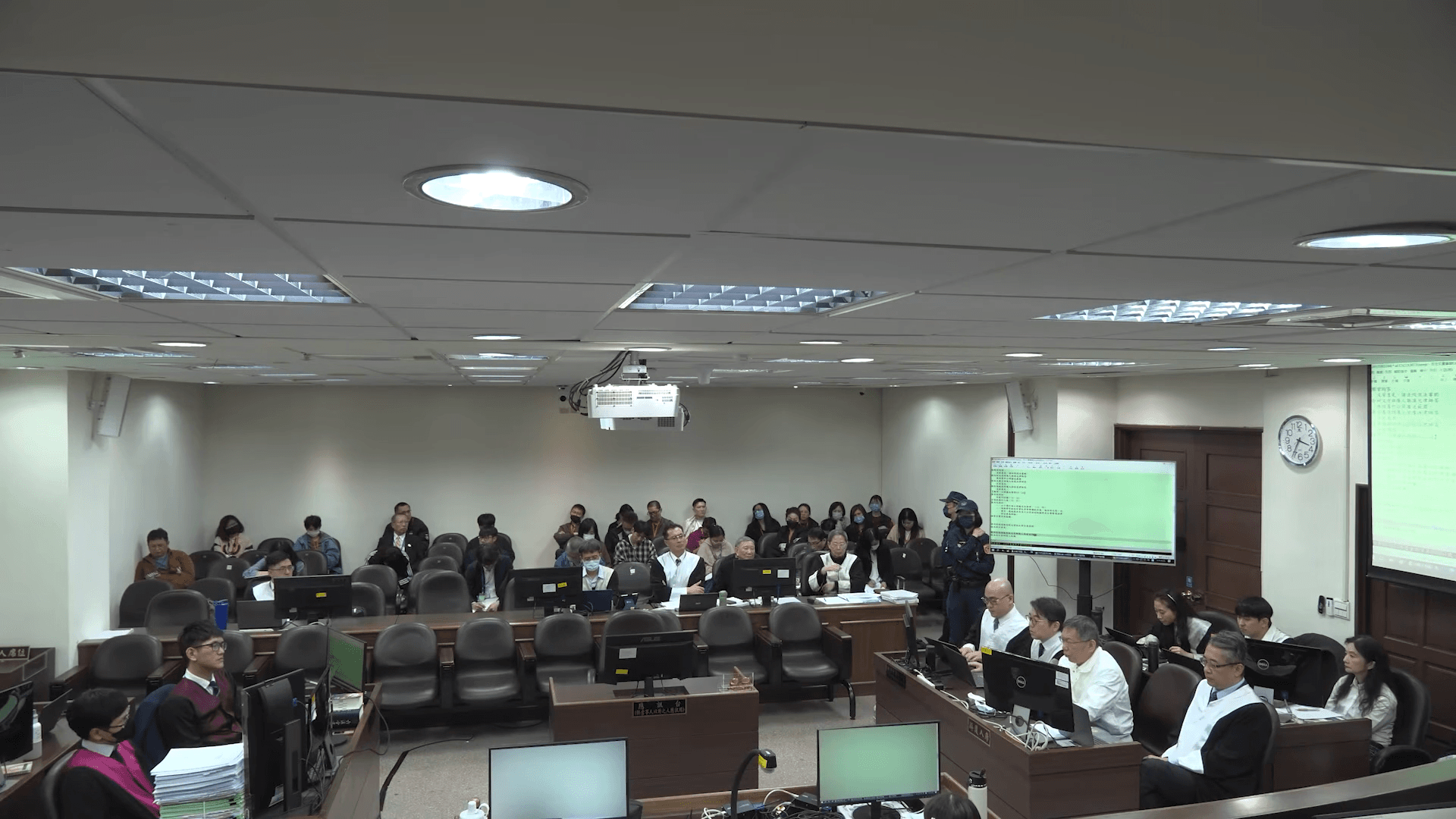 柯文哲在言詞辯論期間怒嗆檢察官才是破壞回歸專業的人。(翻攝自臺北地院刑事科YouTube)