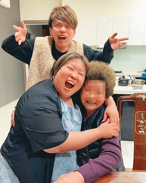 蘿拉(前左)和蔡阿嘎(後)的阿嬤(前右)感情也很好,但一切已成往事。(翻攝自蔡阿嘎臉書)