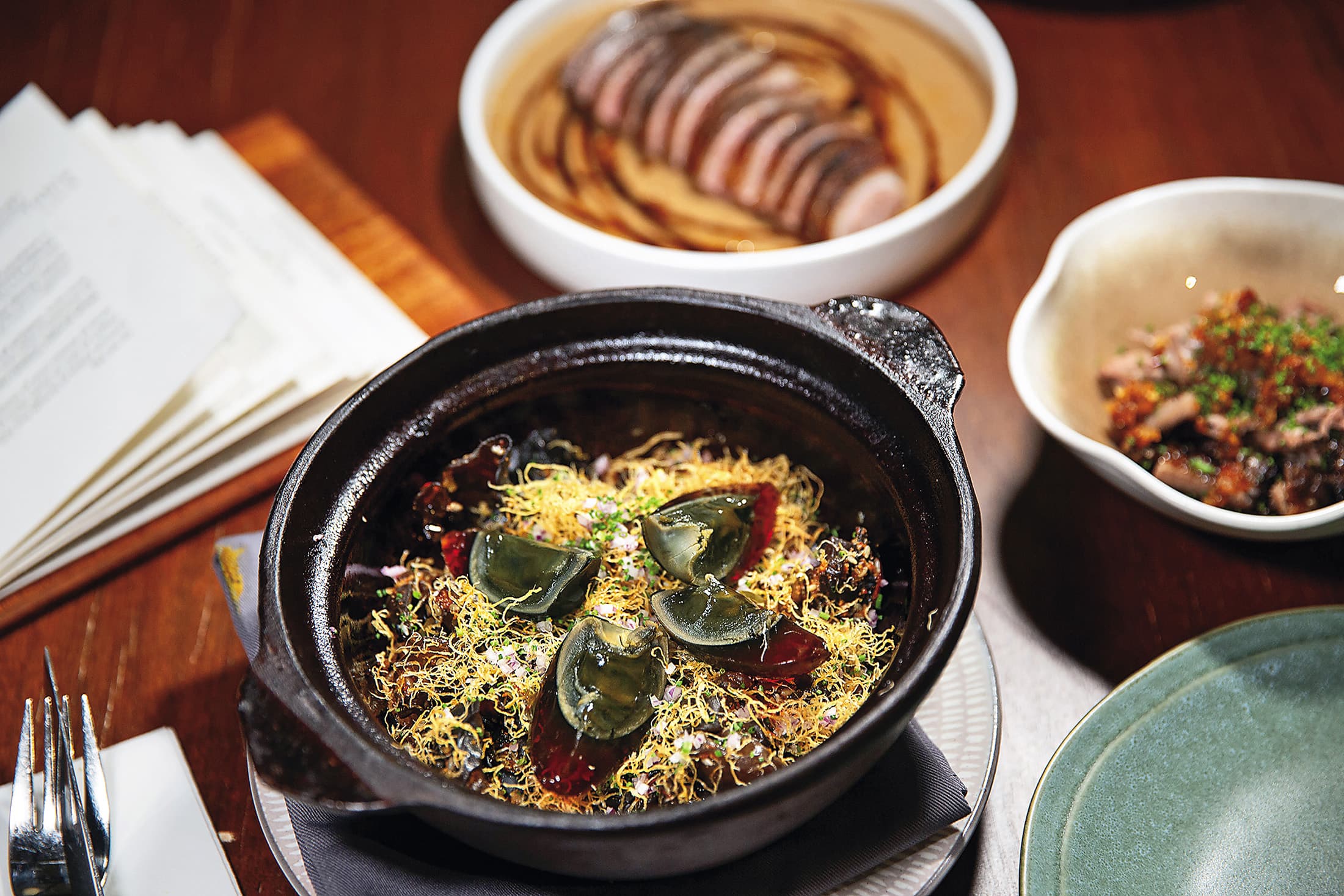 重口味的「皮蛋飯(Century Egg Rice)」(前,馬幣68元/份,約NT$517)與軟嫩「美羅鴨兩吃(Bidor Duck, 2-ways)」(後,馬幣148元/份,約NT$1,125),都是Gēn根的招牌菜。