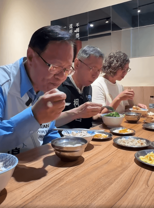 柯文哲的碗裡相當「冒尖」,蔡還透露最後聯滷蛋與豆腐都進到柯的口中。(翻攝自臉書@張啟楷)