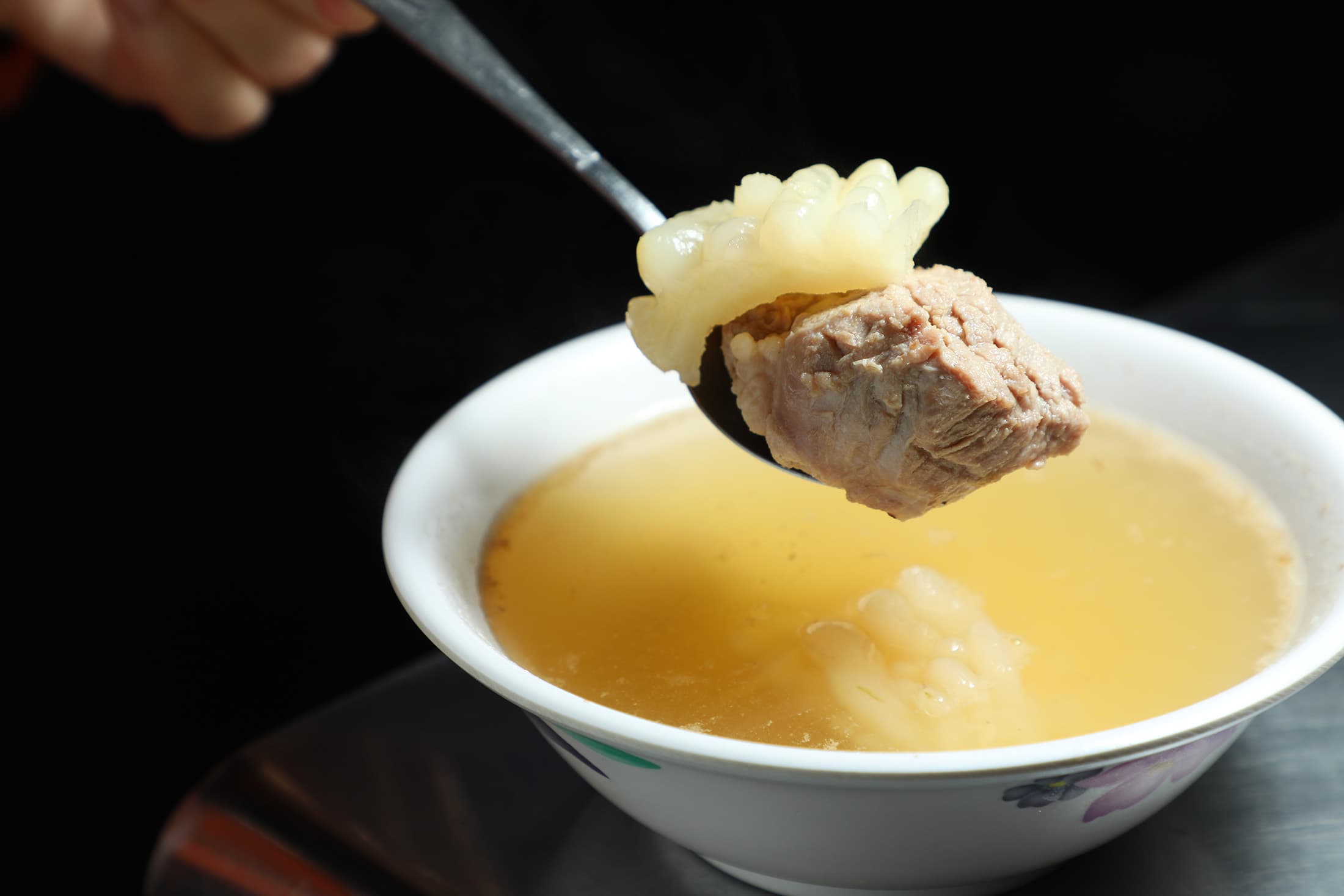 「苦瓜排骨湯」喝起來清甜回甘，很適合搭配油脂豐富的焢肉飯。（50元／份）