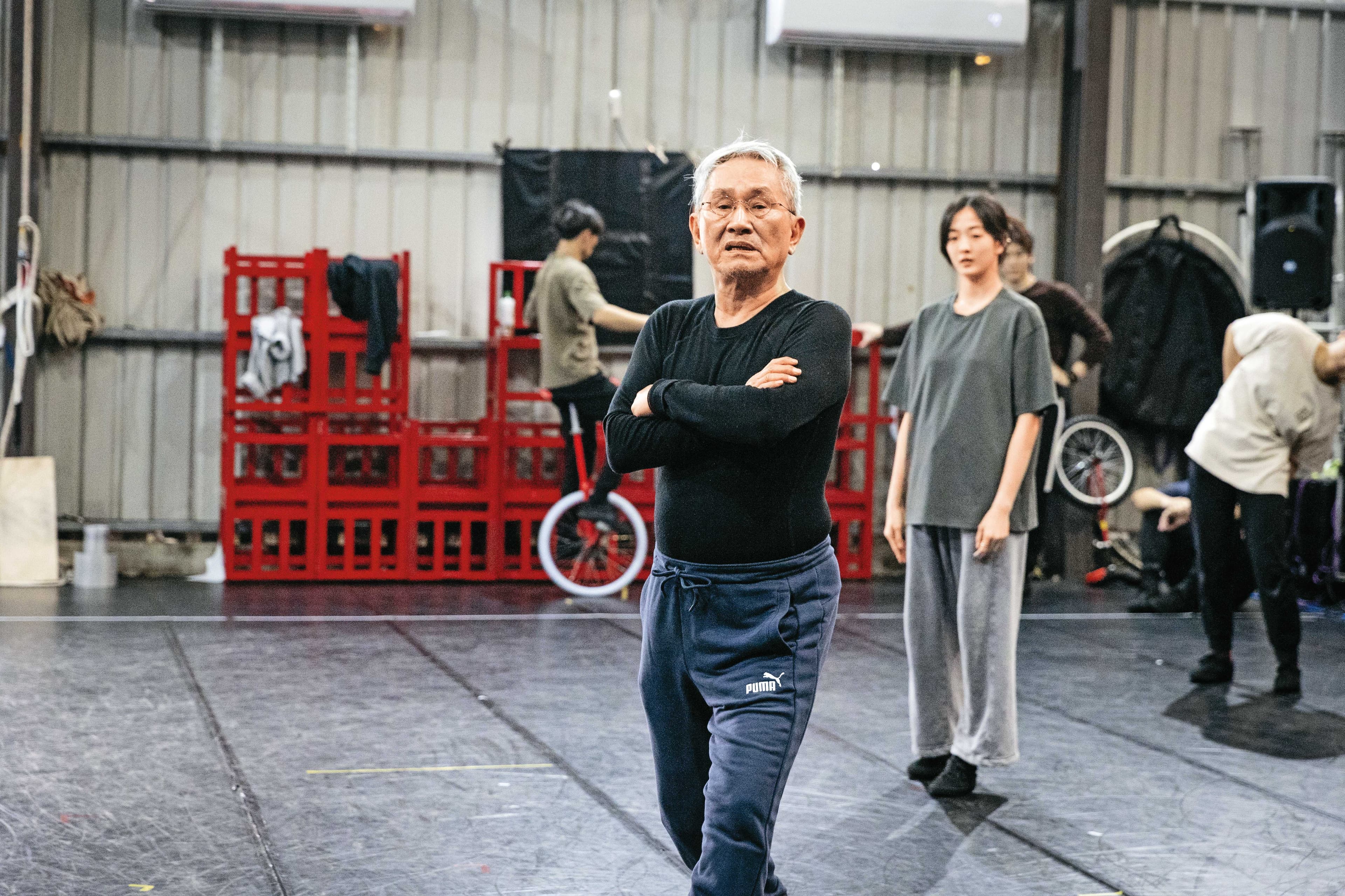 林懷民(前)在排練場神情專注地執導《幾米男孩的100次勇敢》彩排。