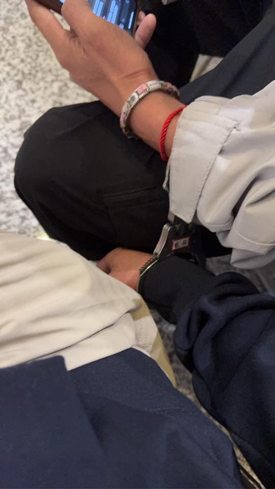 晚安小雞一回台就被航警帶走,他還自己拍下戴手銬的畫面表示要去地檢署了。(翻攝自晚安小雞臉書)