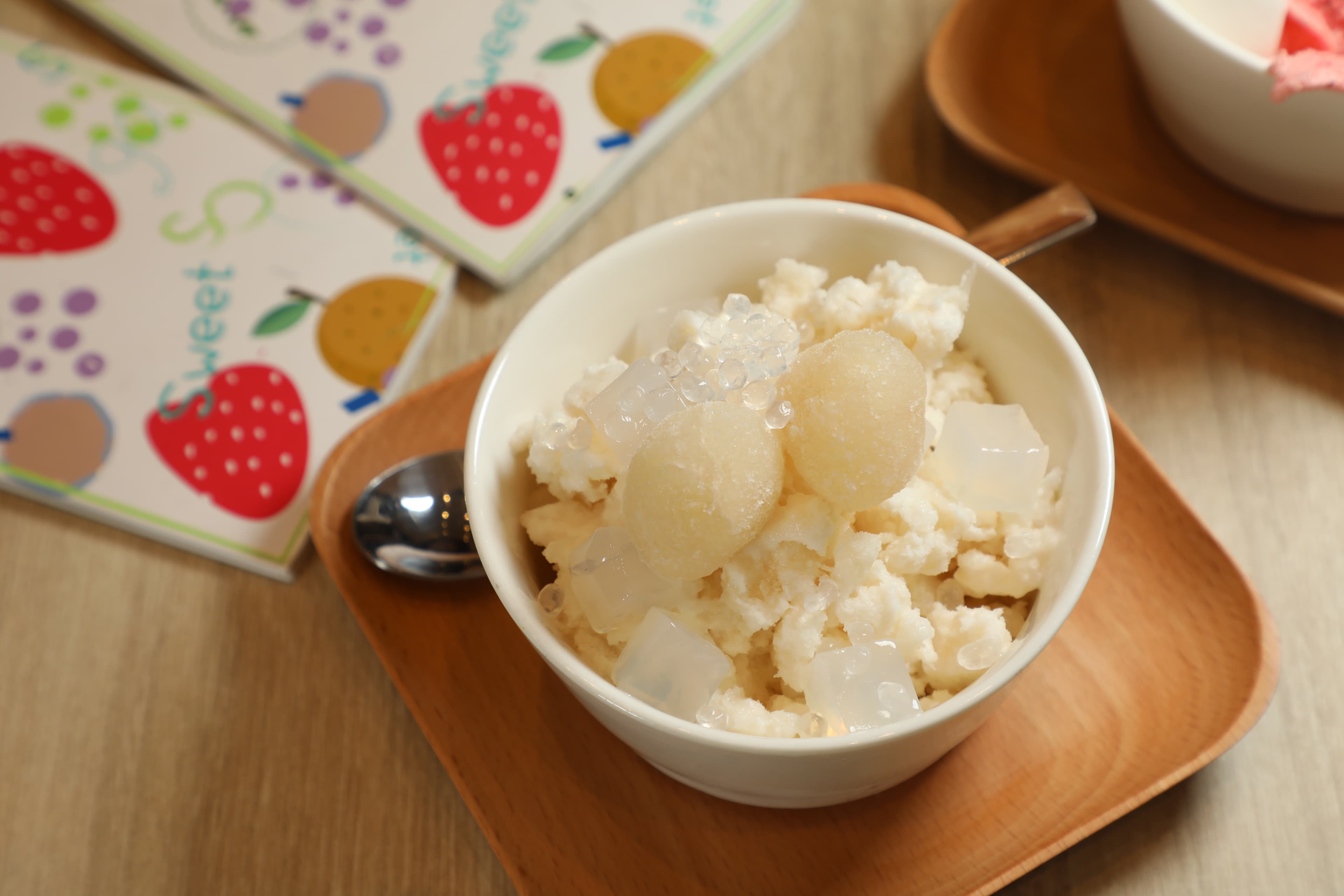 「龍眼椰果冰」是聰嫂當年起家的招牌甜品,如今在「聰。C Dessert」重出江湖。(港幣46元/碗)