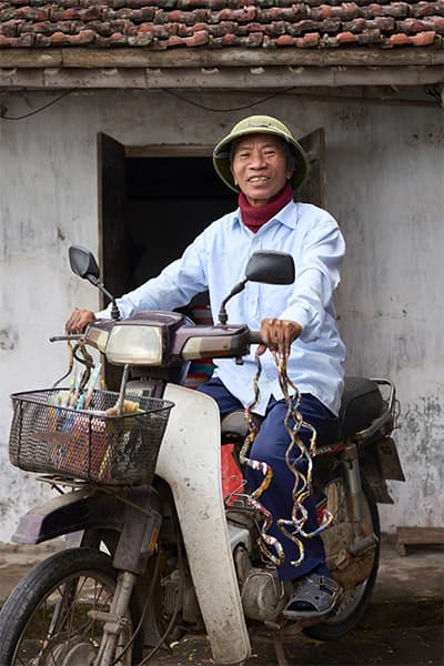 一名越南畫家已經34年沒有剪過指甲。(翻攝自guinnessworldrecords)