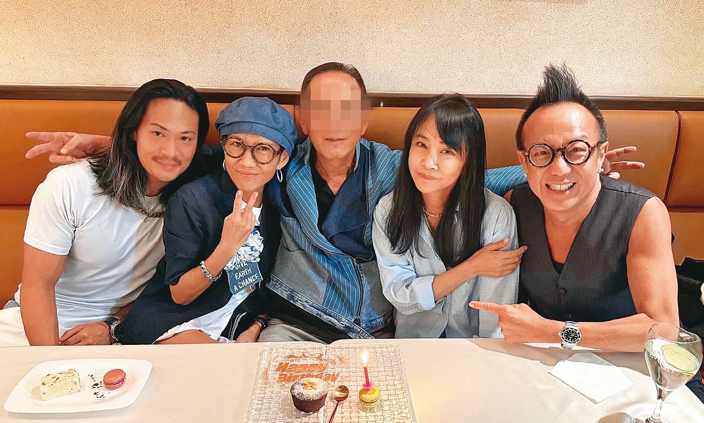 黃大煒(右一)與Vicky(左二)經常帶著好友POLO WL(左一)與圈內好友如柴智屏(右二)等聚會。(翻攝自黃大煒臉書)