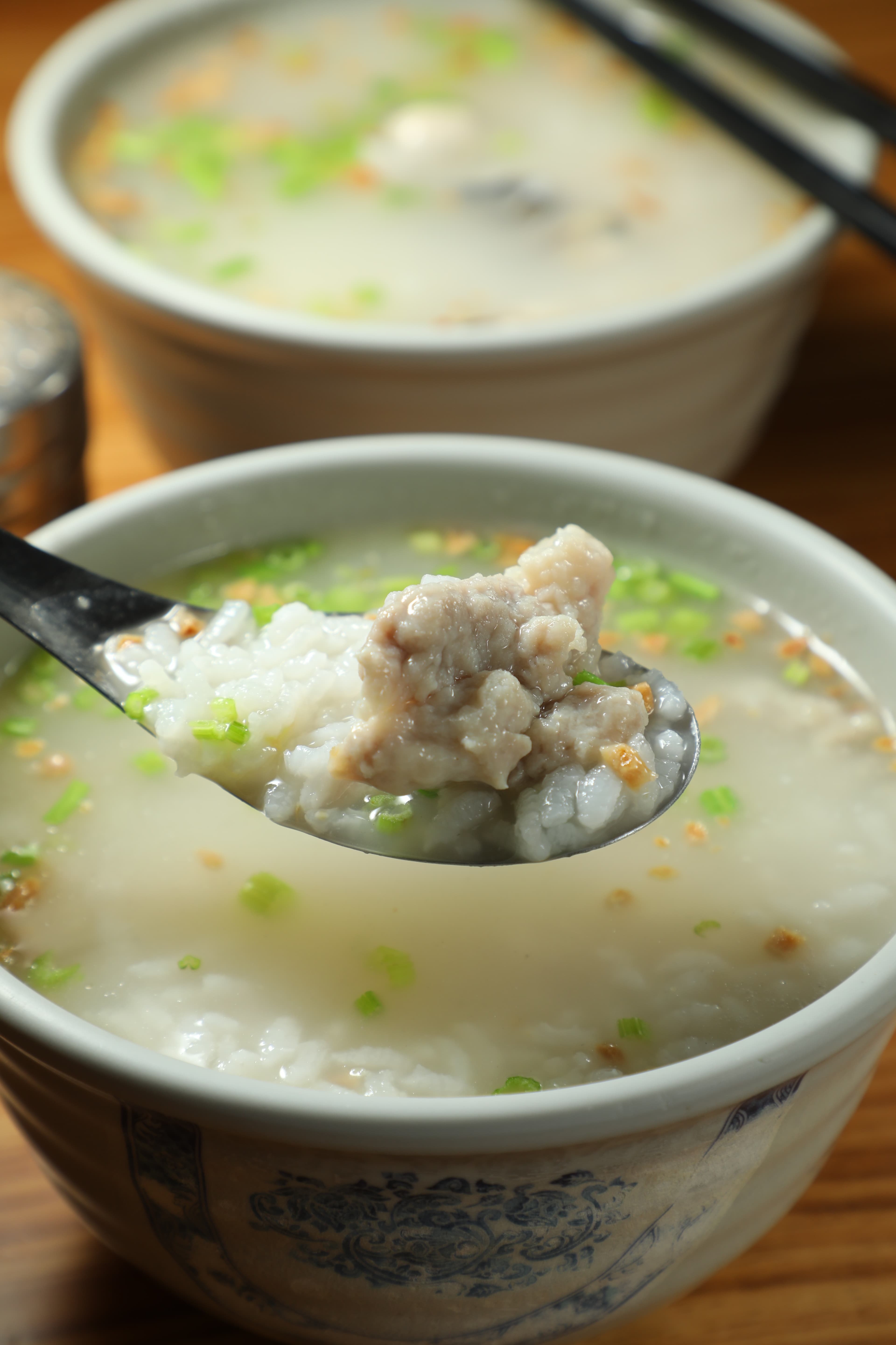 台式做法的「肉粥」有芹菜珠仔與油蔥提味。（80元／碗）