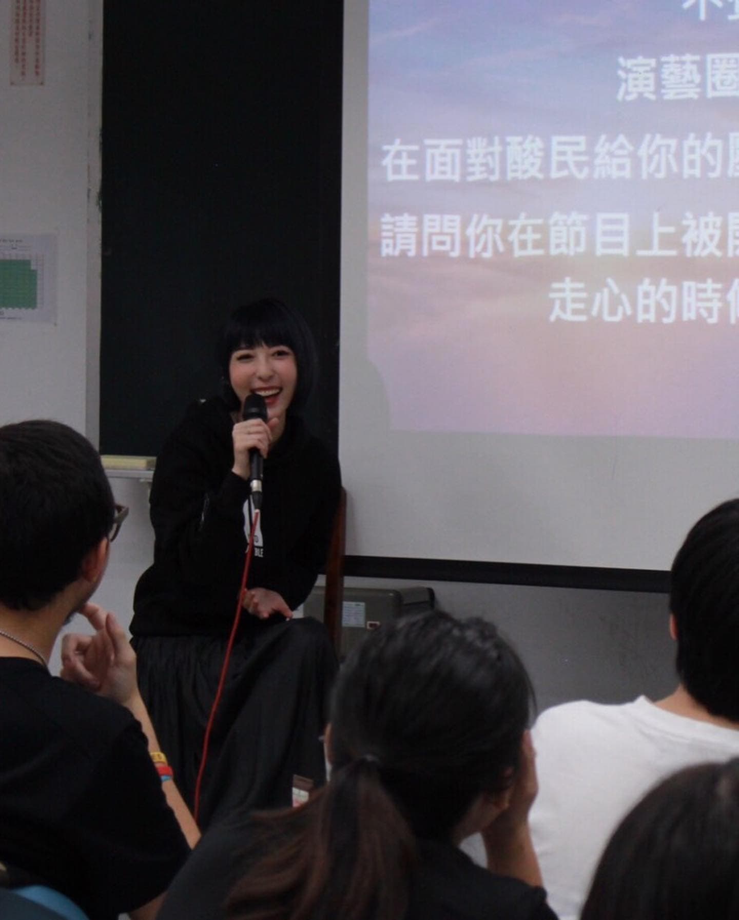 五熊過去赴東吳大學演講,過程中也不忘分享信仰、禱告。(翻攝自蔡頤榛IG)