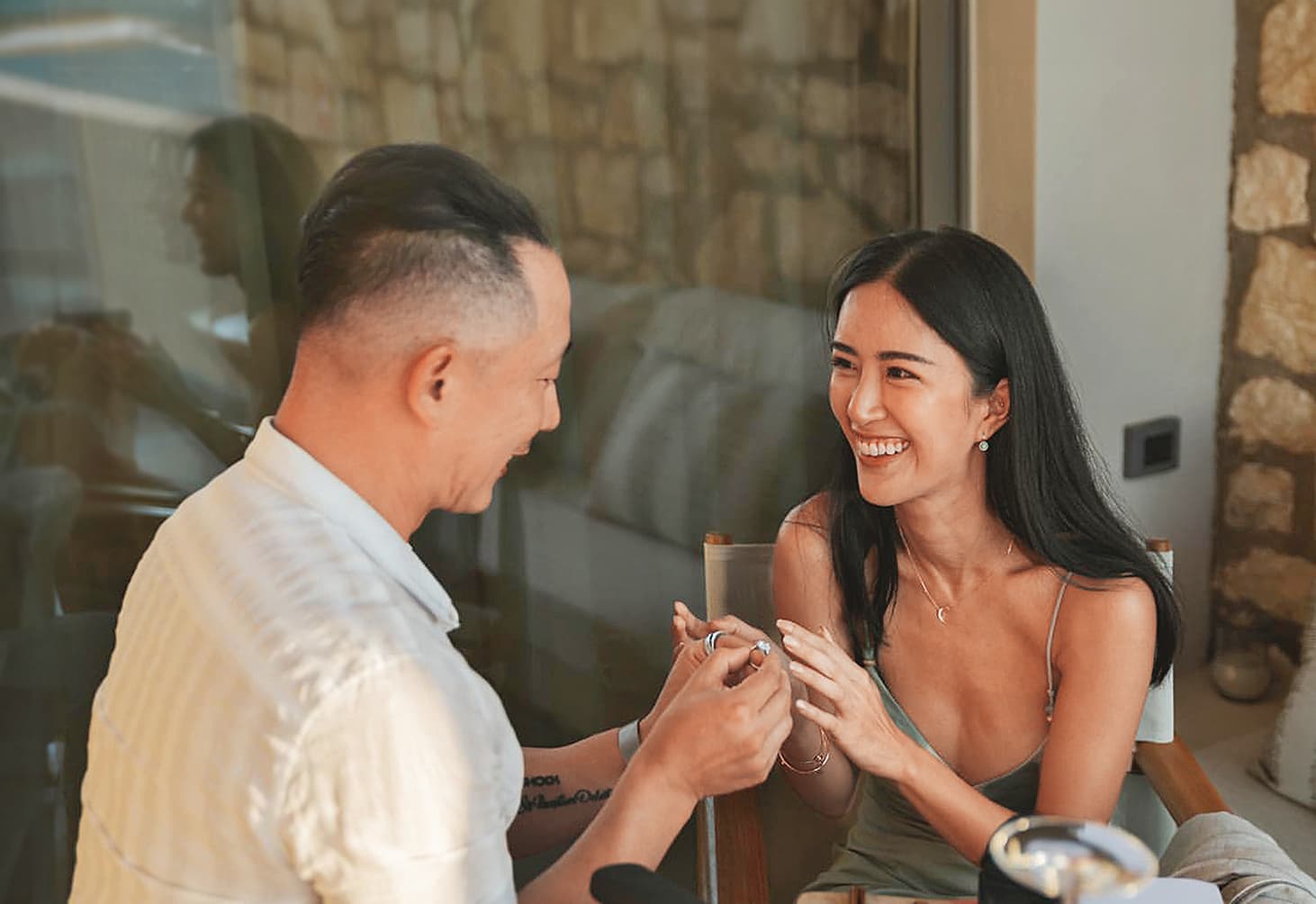 徐子翔和譚以欣交往半年即訂終身，當時他特地飛到希臘驚喜求婚。（翻攝自譚以欣IG）