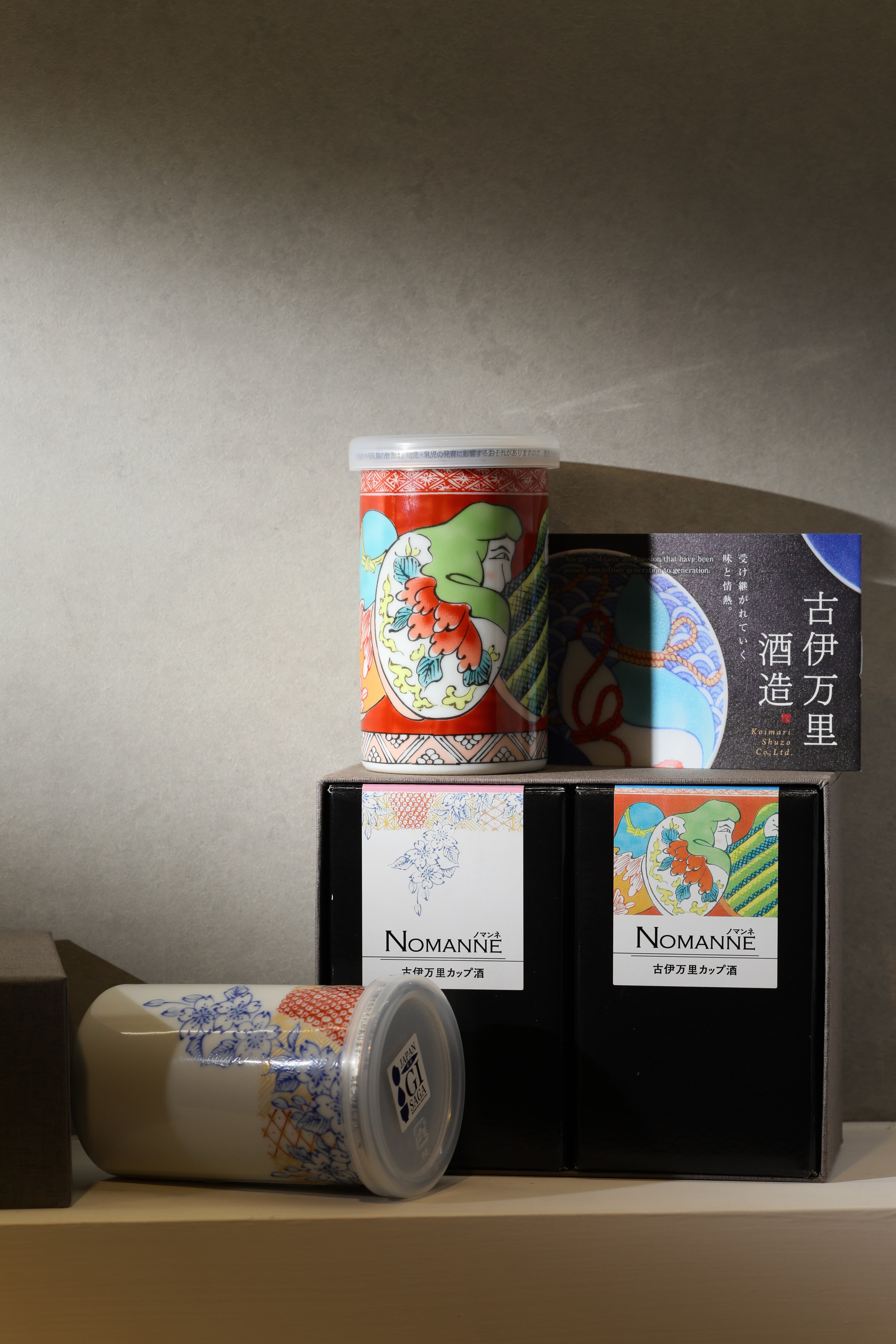 「純米酒 古伊萬里酒造 NOMANNE 櫻錦與變身達摩」以佐賀當地著名的有田燒作為杯身,「櫻錦」以繁盛櫻花象徵多子多福;「變身達摩」則祈願驅魔、健康、心想事成,很適合新居、新婚送禮。(3,399元/組)