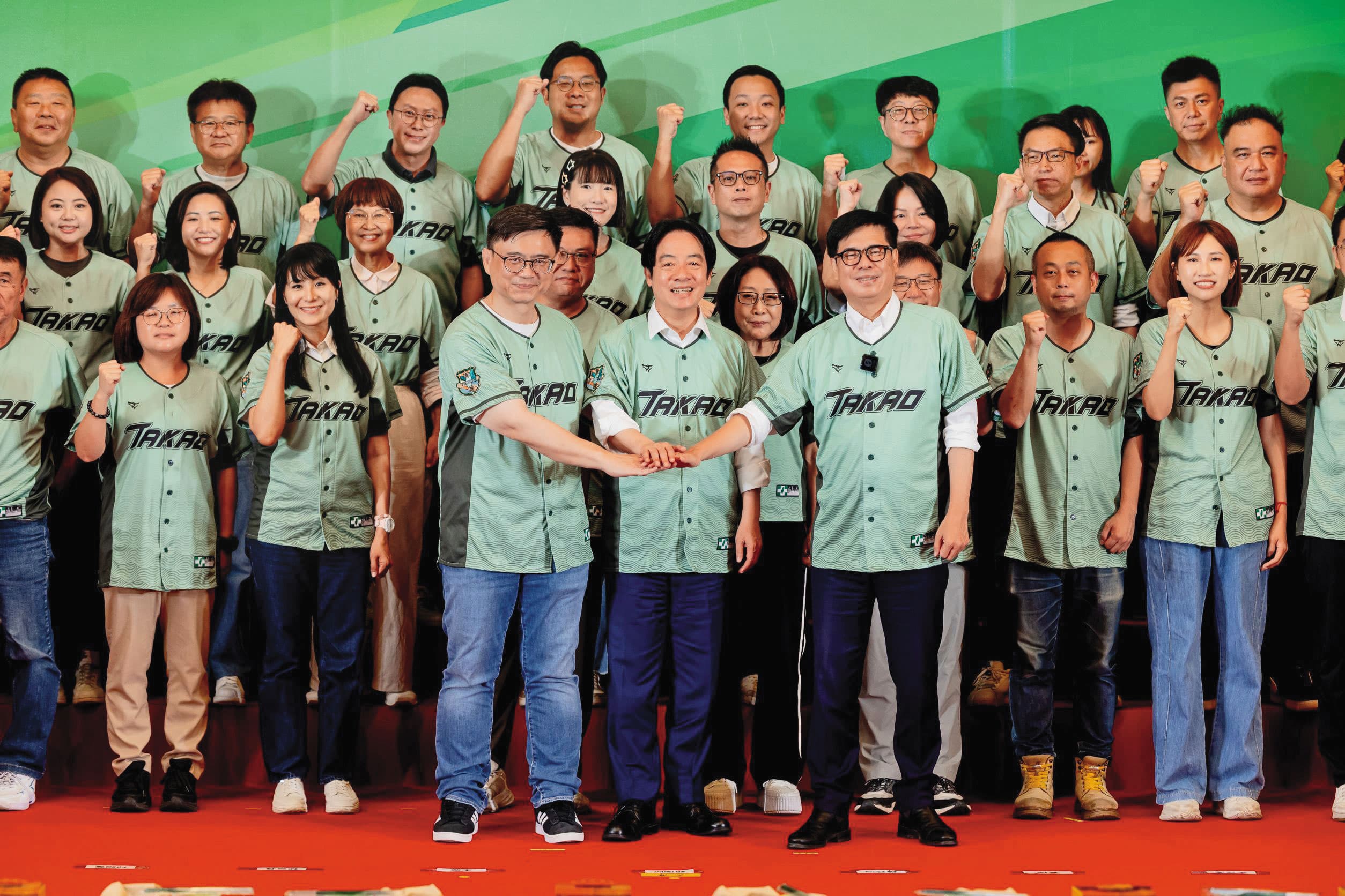 民進黨行動中常會第2場來到高雄,力挺高雄市長參選人賴瑞隆。前排左起為賴瑞隆、賴清德、陳其邁。(民進黨高雄市黨部提供)