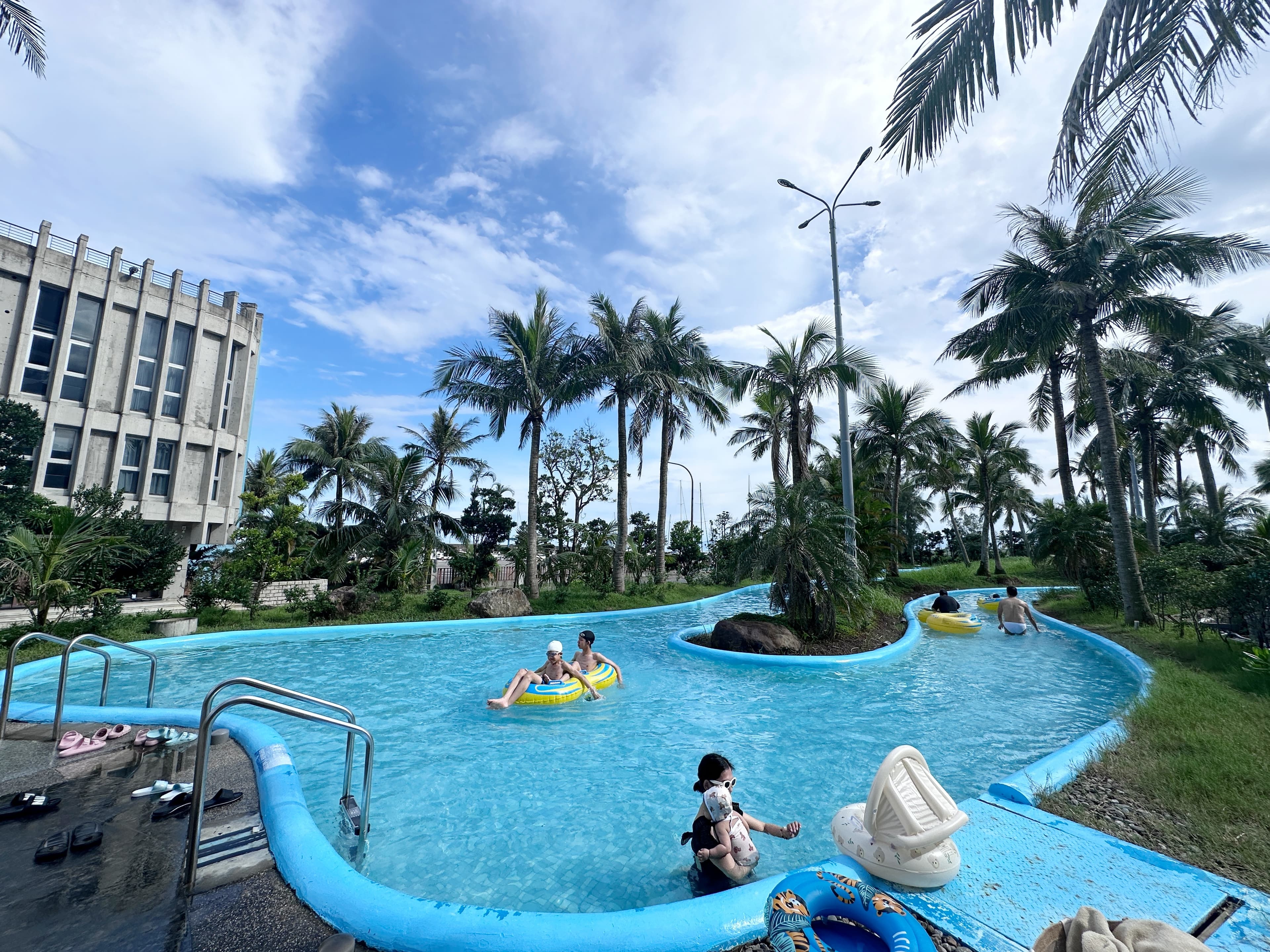 飯店特別將海水引入水池中,戶外設有游泳池及大型戲水池,住客不前往海邊,也能自在徜徉於海水中。