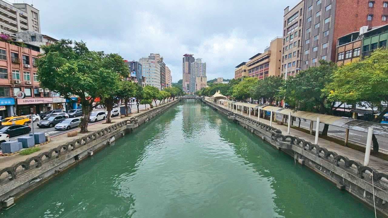 田寮河是台灣第一條人工運河,流經廟口夜市等基隆心臟地帶後匯入基隆港。(翻攝童子瑋臉書)