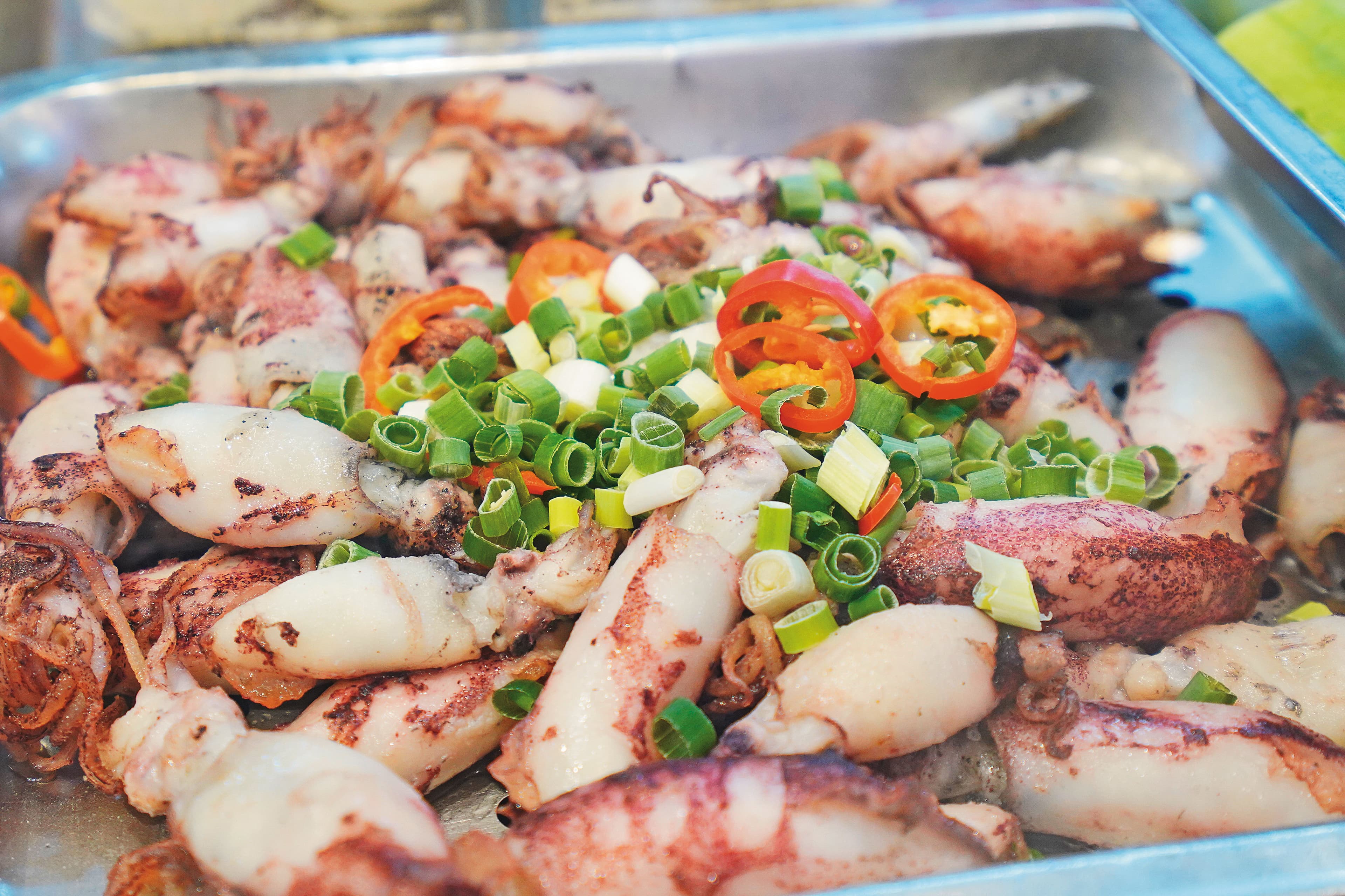 店內可炸食材近百種,有坊間鹽酥雞攤少見的小卷。(95元/份)