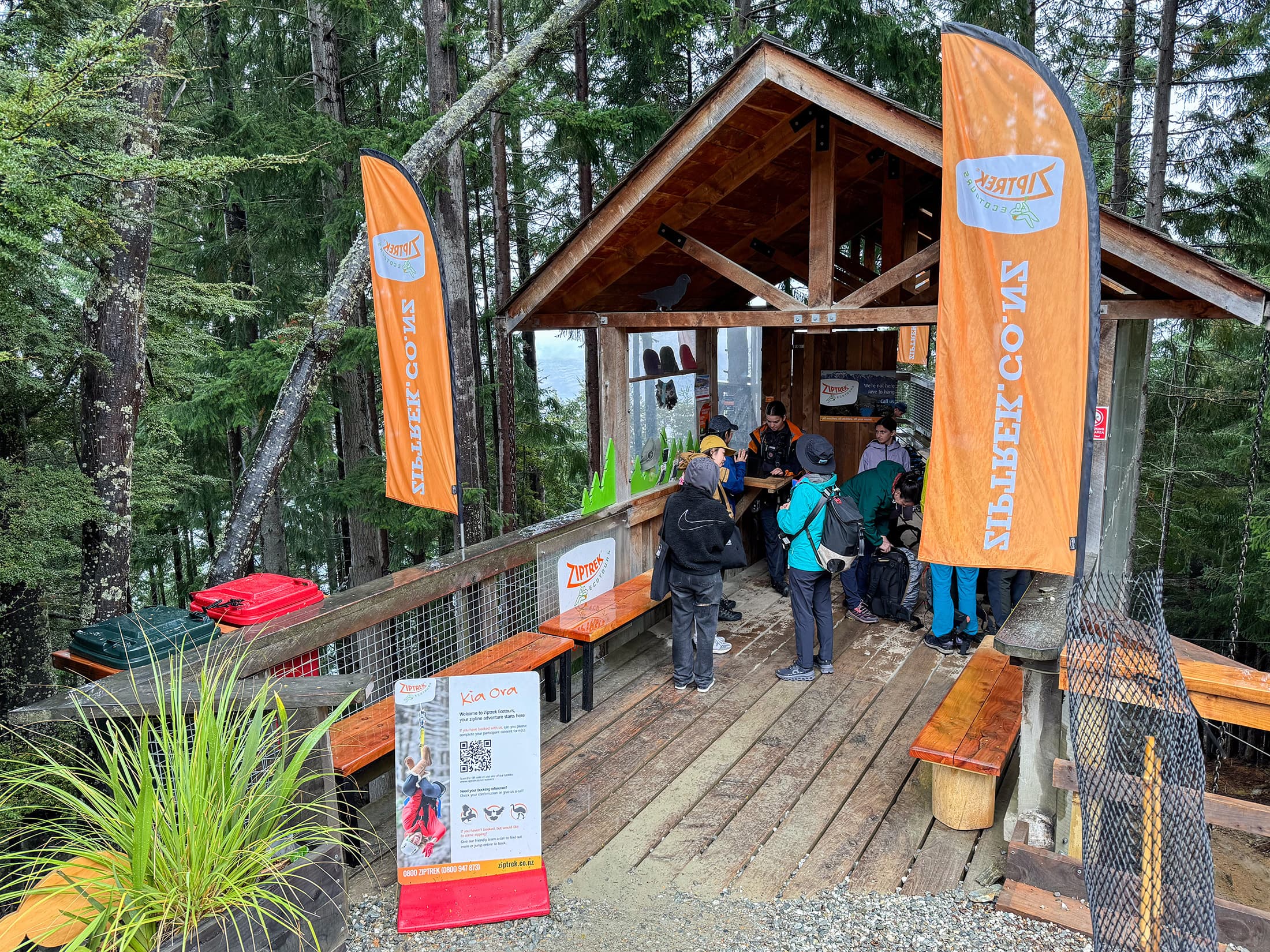 抵達纜車山頂站之後,跟著指標就能找到Ziptrek Ecotours位於山頂的報到處。