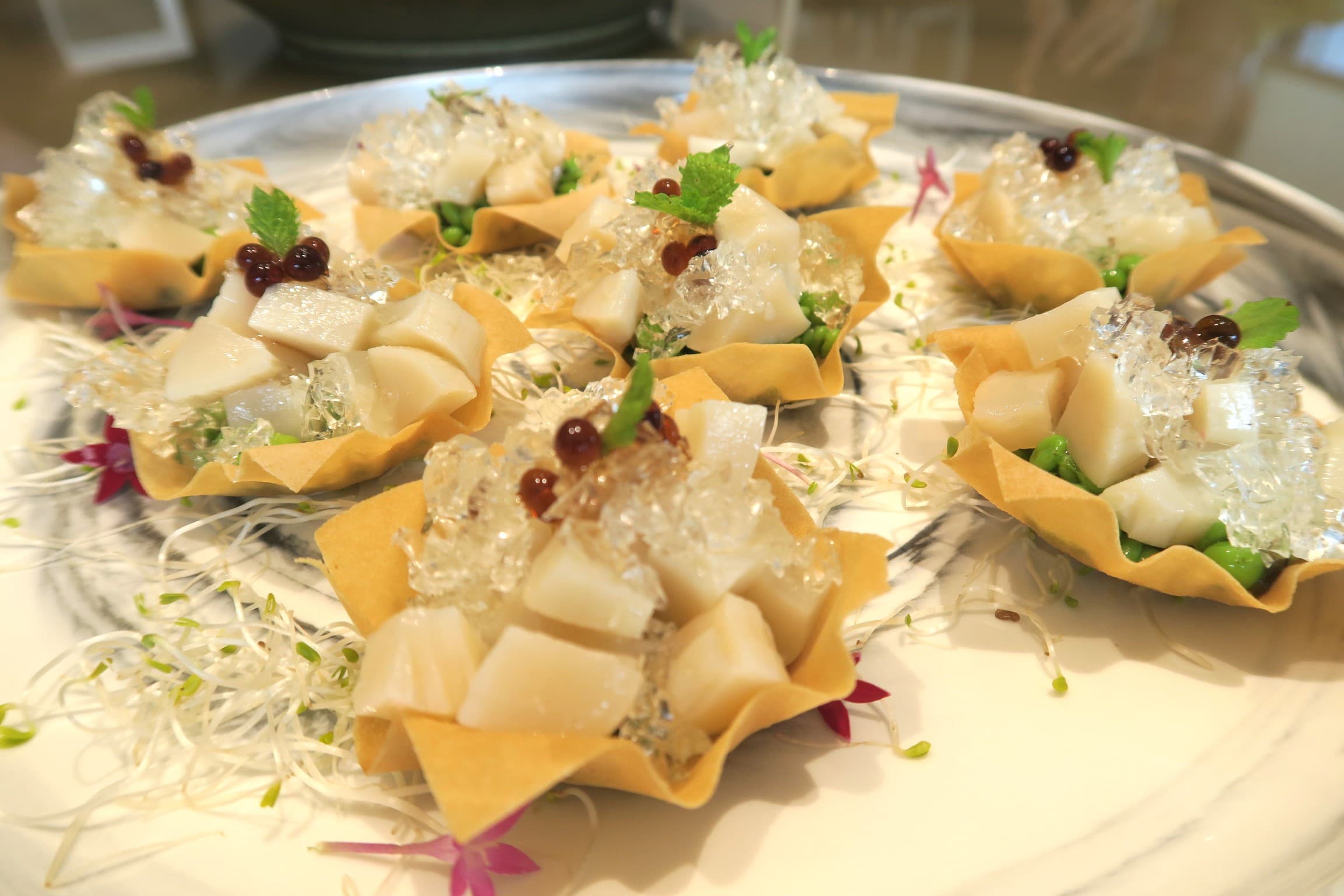 「水晶帶子甜豆仁」用甜豆仁的脆配干貝的甜,一入口就暑氣全消。