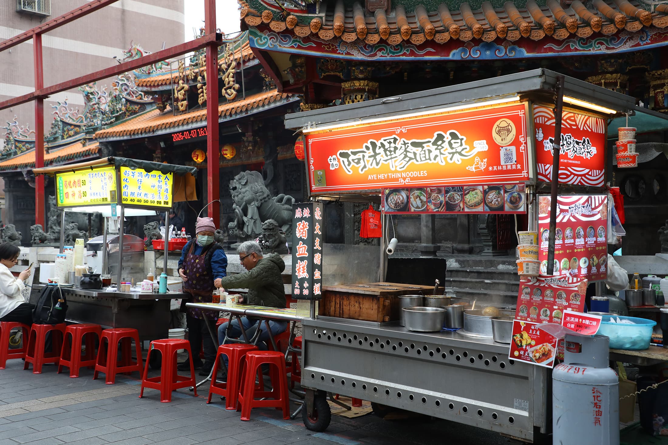 「阿輝麵線」憑著清爽不膩的湯頭與穩定口味，成為士林廟口前人氣最旺的老攤之一。