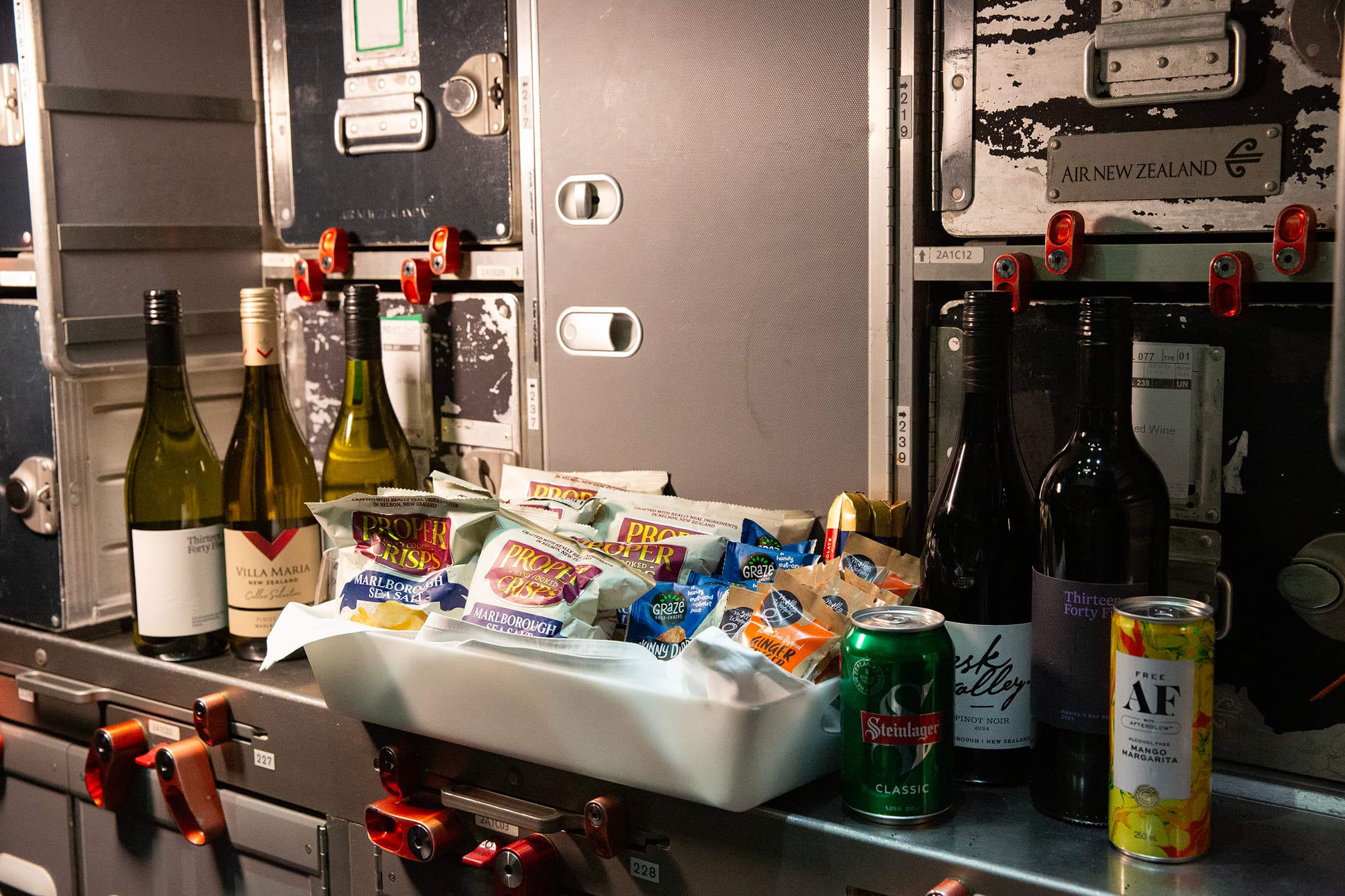 供餐結束後,機艙會布置Minibar,提供零食與紅、白酒,旅客不必等到下一次供餐,也能隨時補充小點心。