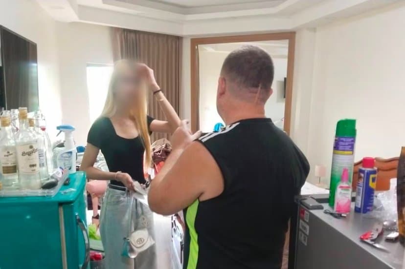 敦查諾克失蹤後,她的朋友在向警方報案協尋後,曾進入卡曼雜亂的飯店房間找人,不過當時敦查諾克早已遇害。(翻攝自X)