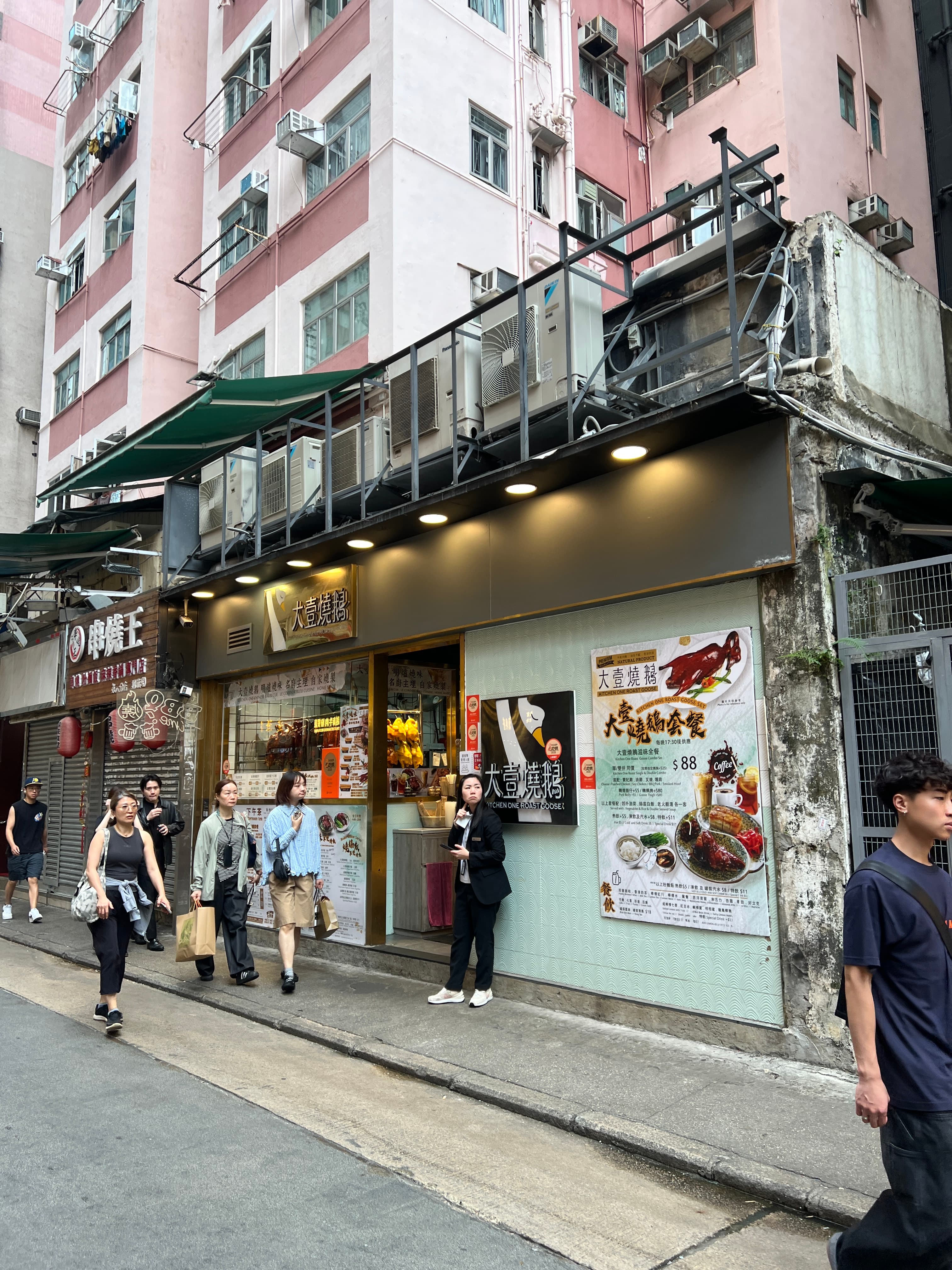 在銅鑼灣一帶評價超高的「大壹燒鵝」,每天新鮮出爐各式燒味。
