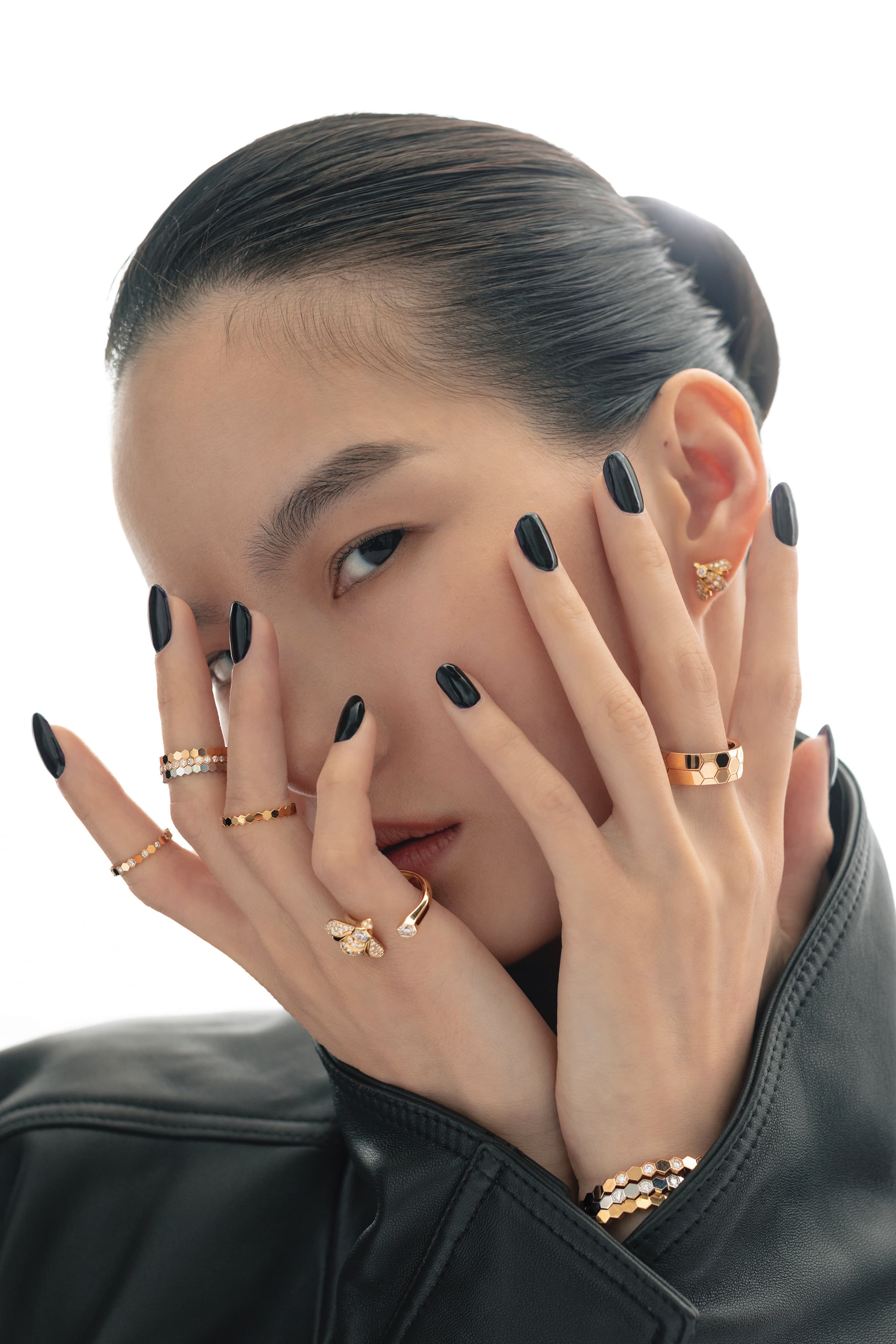 Bee de Chaumet 18K黃金耳環 價格店洽 by Chaumet /（左起由上至下）Bee de Chaumet 18K玫瑰金戒指鑲嵌明亮式切割鑽石 NT$101,000 by Chaumet Bee de Chaumet /18K玫瑰金戒指 NT$37,500 by Chaumet Bee de Chaumet／18K玫瑰金戒指鑲嵌明亮式切割鑽石 NT$175,000 by Chaumet Bee de Chaumet ／18K白金戒指 NT$39,700 by Chaumet Bee de Chaumet ／18K玫瑰金戒指 NT$37,500 by Chaumet Bee de Chaumet 18K黃金戒指 價格店洽 by Chaumet Bee de Chaumet 18K玫瑰金戒指 NT$136,000 by Chaumet ／（上）Bee de Chaumet 18K玫瑰金手環鑲嵌明亮式切割鑽石 NT$414,000 by Chaumet／ （中）Bee de Chaumet 18K白金手環鑲嵌明亮式切割鑽石 NT$441,000 by Chaumet ／（下）Bee de Chaumet 18K玫瑰金手環 NT$196,000 by Chaumet／皮革背心 價格店洽 by BALENCIAGA
