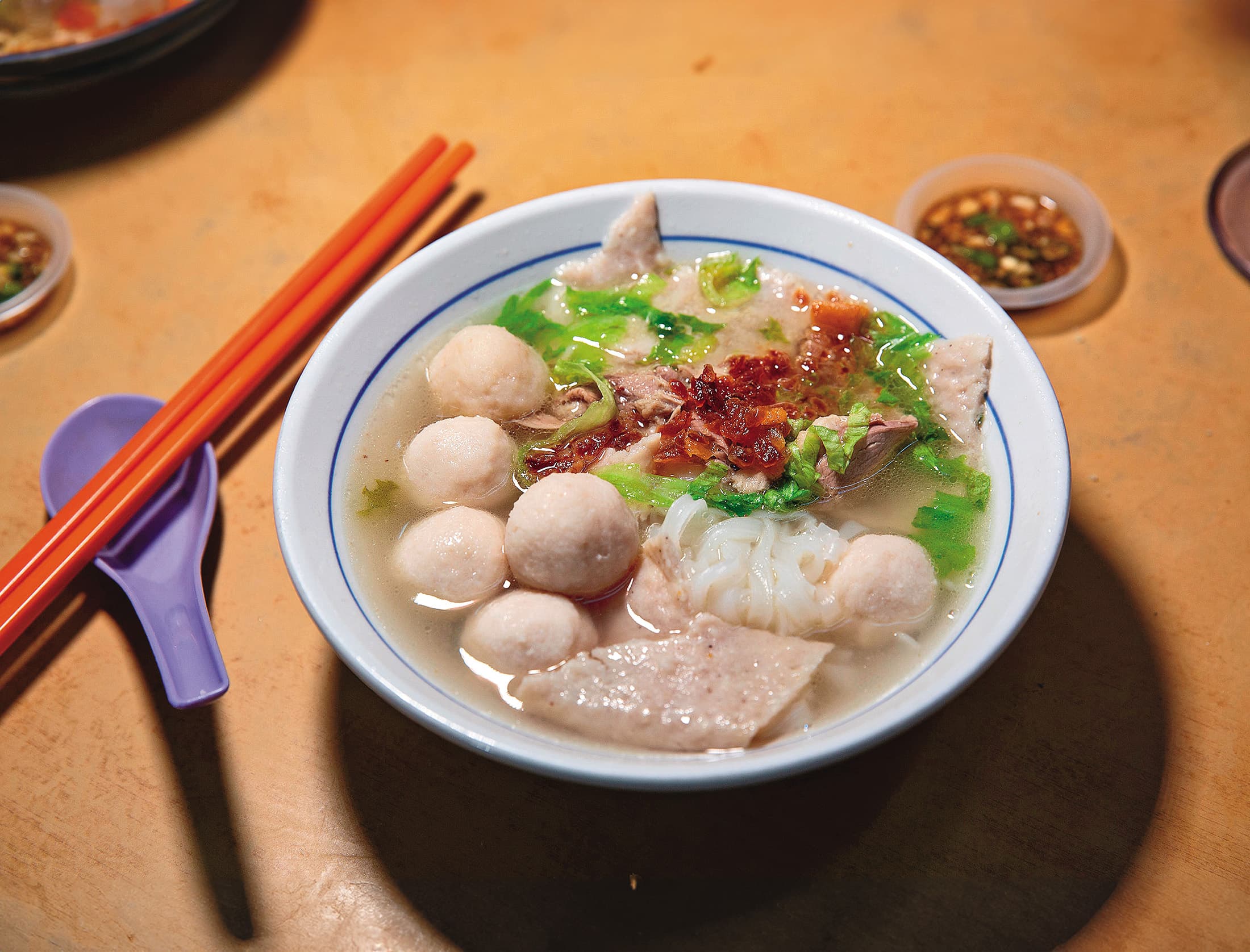 加入店家自製鰻魚丸與肉片的「粿條湯」,配上爽滑粿條,是當地人最愛的早餐選擇。(馬幣12元/碗,約NT$91)