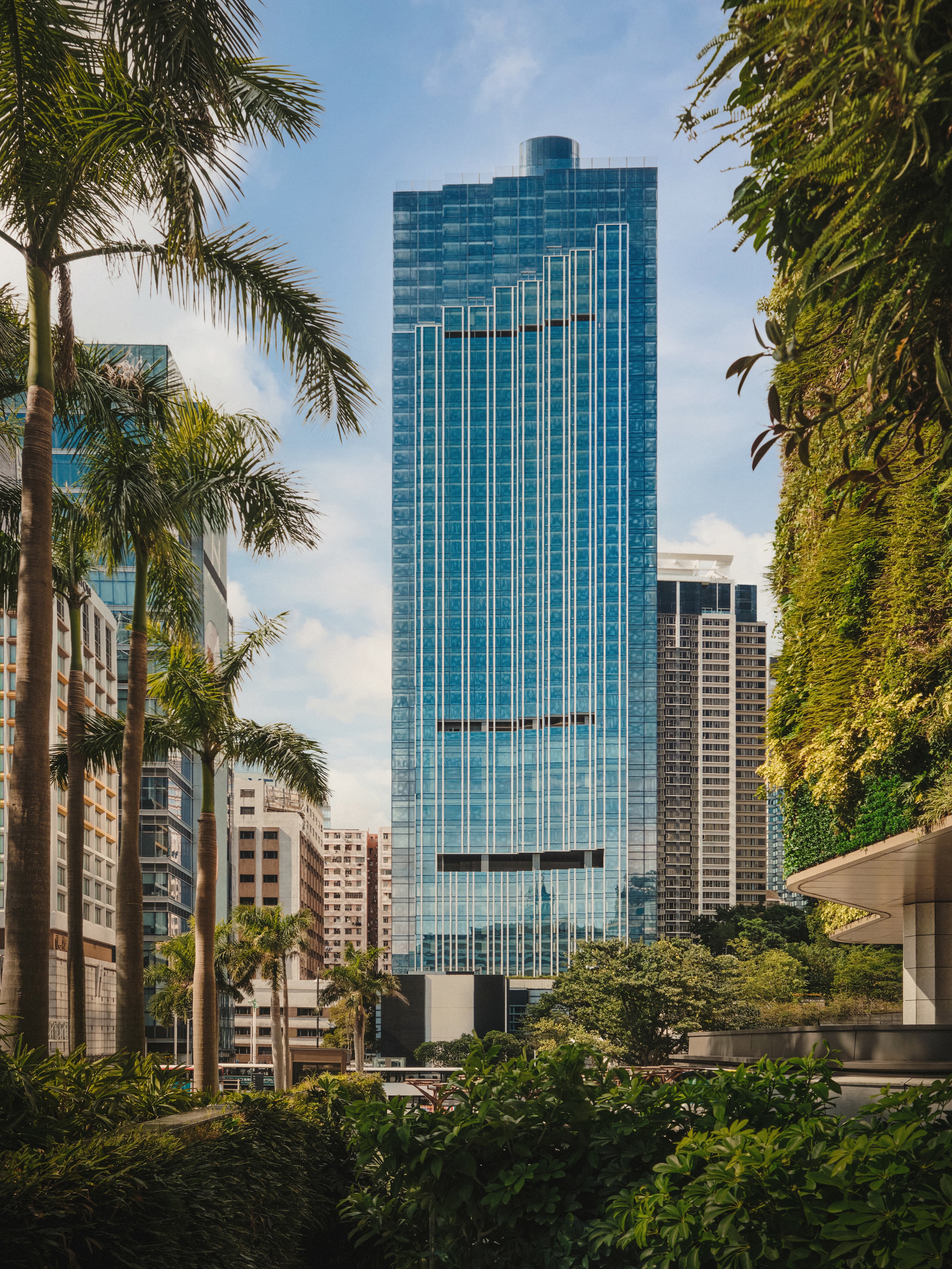由海員之家舊樓改建的尖沙咀金普頓酒店,客房全部位在高樓層,佔據最佳景觀位置。(尖沙咀金普頓提供)