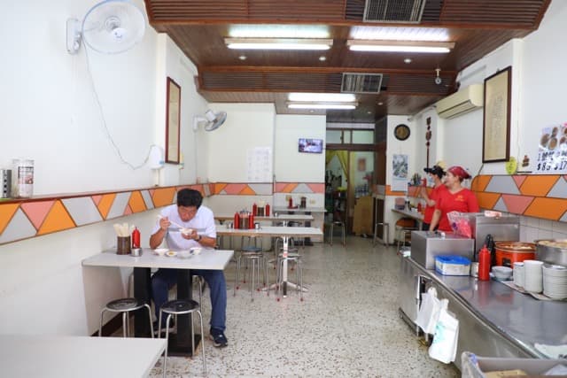店內裝潢簡單，但窗明几淨。
