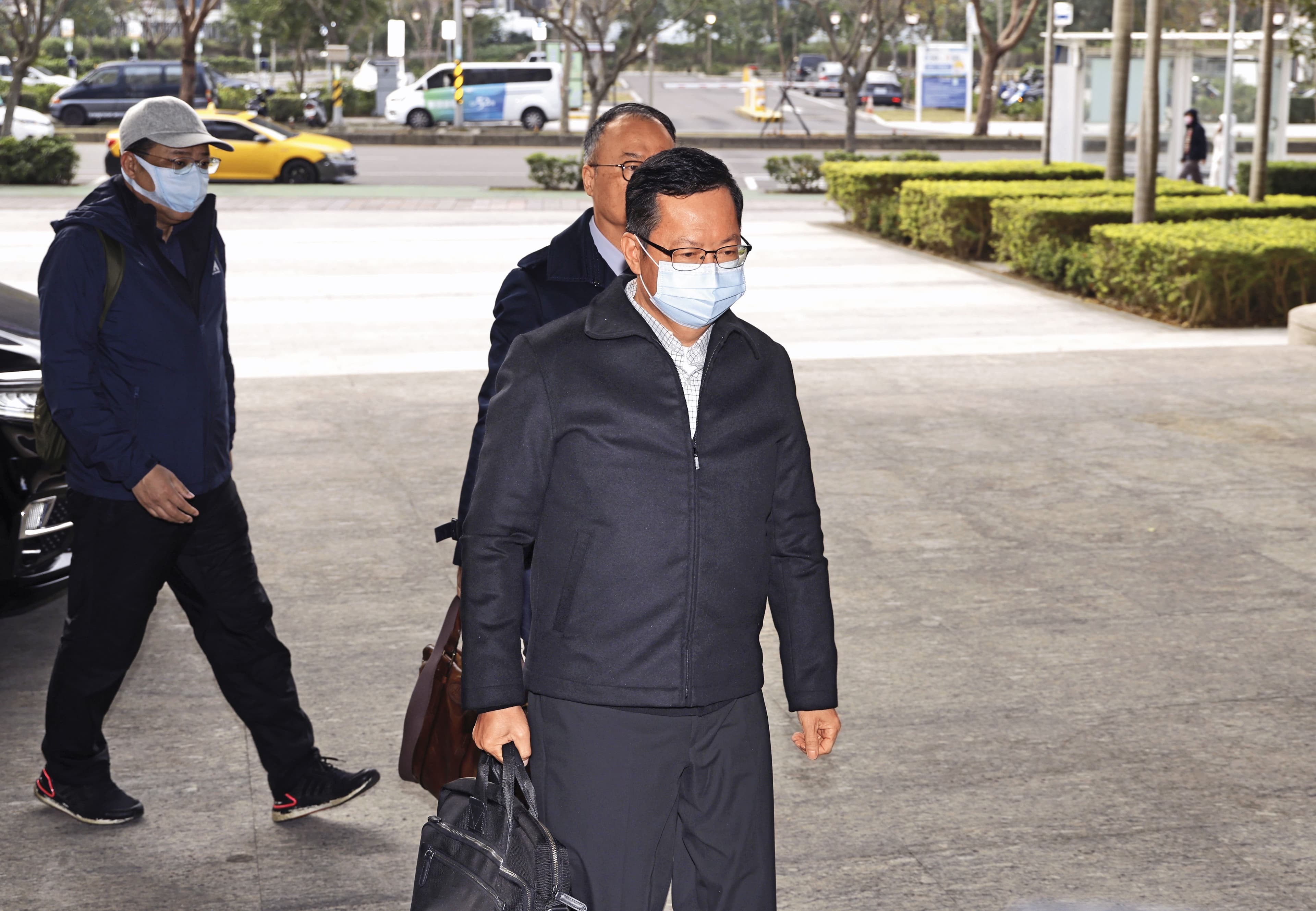 鄭文燦在廖氏父子在官邸丟包送錢隔日，才知對方送的是錢。